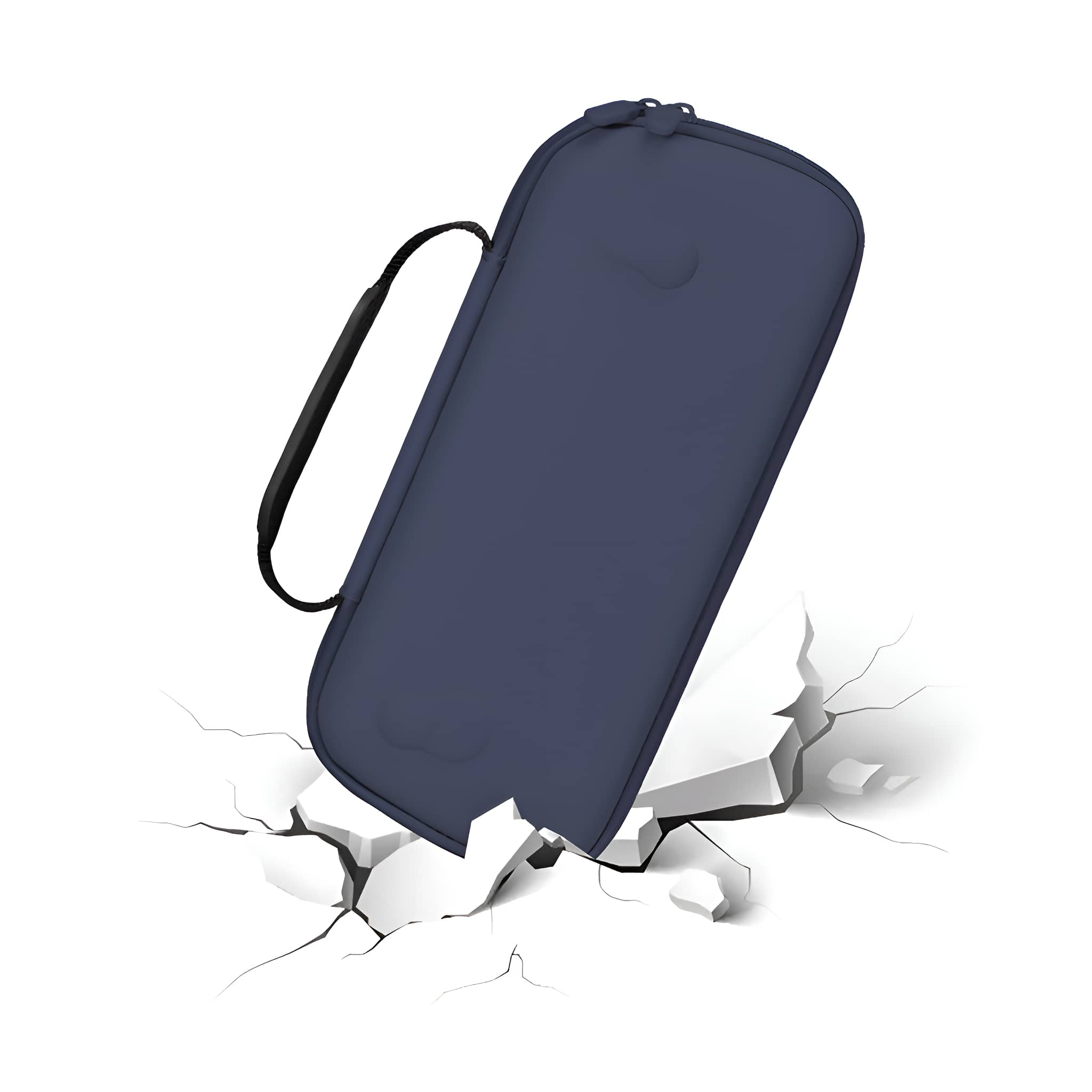 Blaue Tasche auf einer weißen Oberfläche mit Rissen. Die Tasche hat einen schwarzen Griff und Reißverschluss.