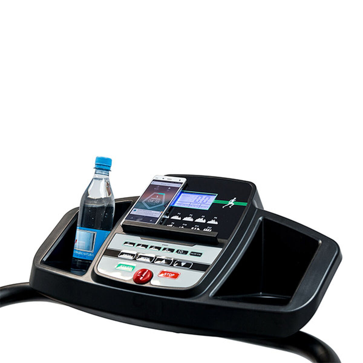 Konsola bieżni z butelką wody i telefonem. Białe tło. Bieżnia ma przycisk Stop.