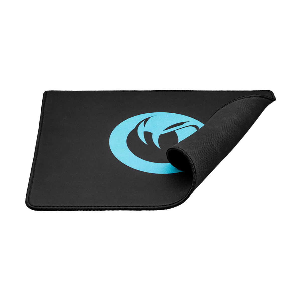 Tappetino per mouse nero con un logo blu e bianco sul lato sinistro, arrotolato.