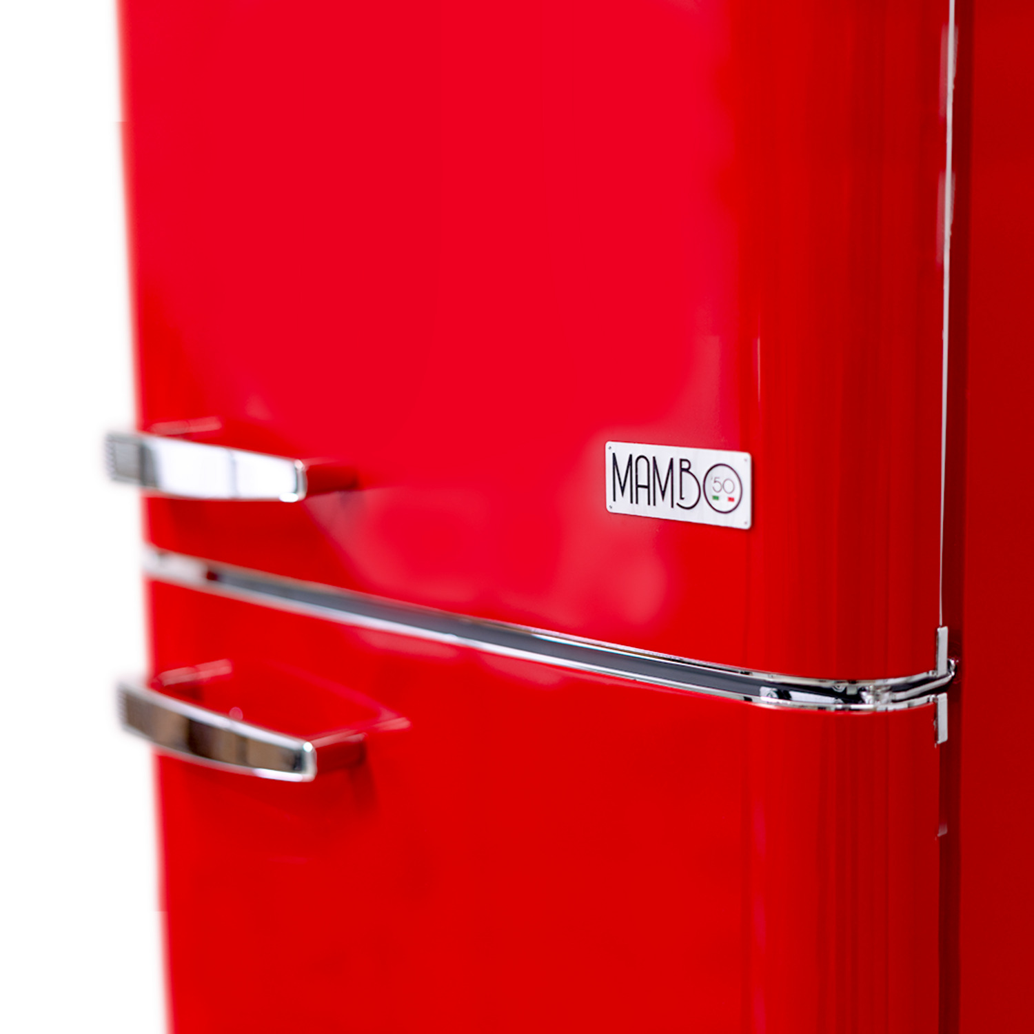 Frigorifero rosso con maniglie argentate e logo Mambo.