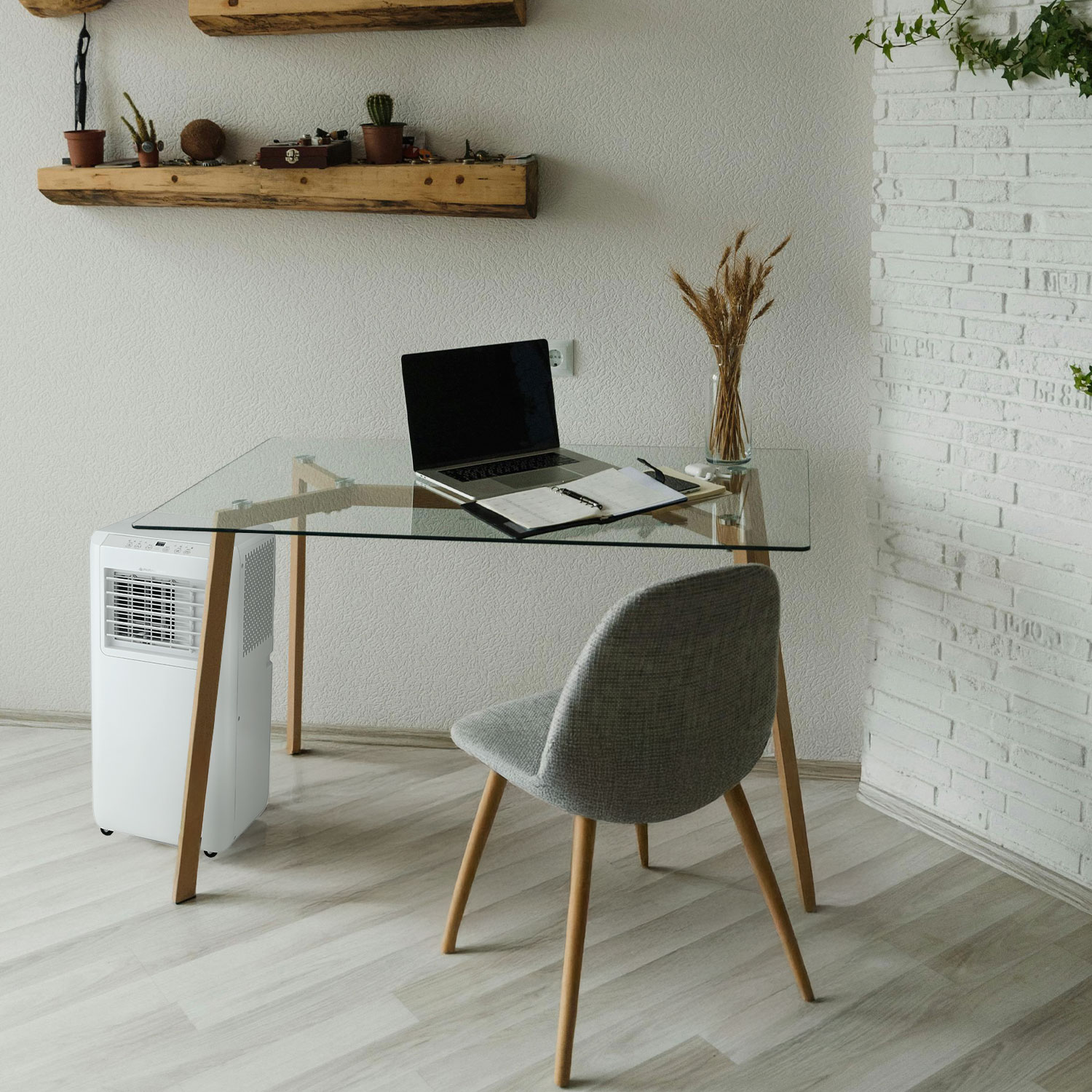Spazio di lavoro con laptop, scrivania in vetro, sedia e purificatore d'aria. Muri bianchi e mensola in legno.
