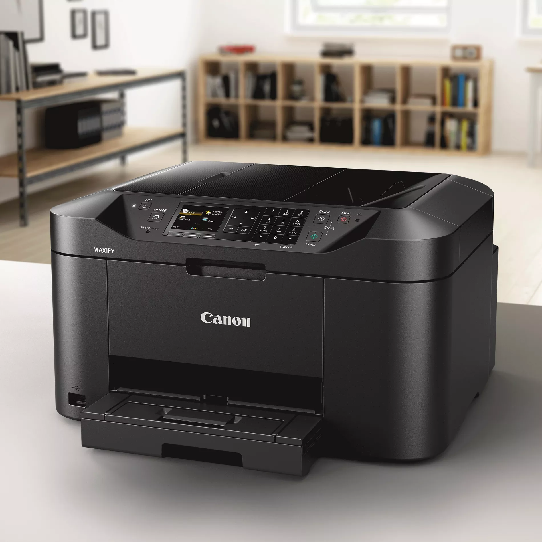Stampante Canon nera su una scrivania in una stanza con finestra, ufficio.