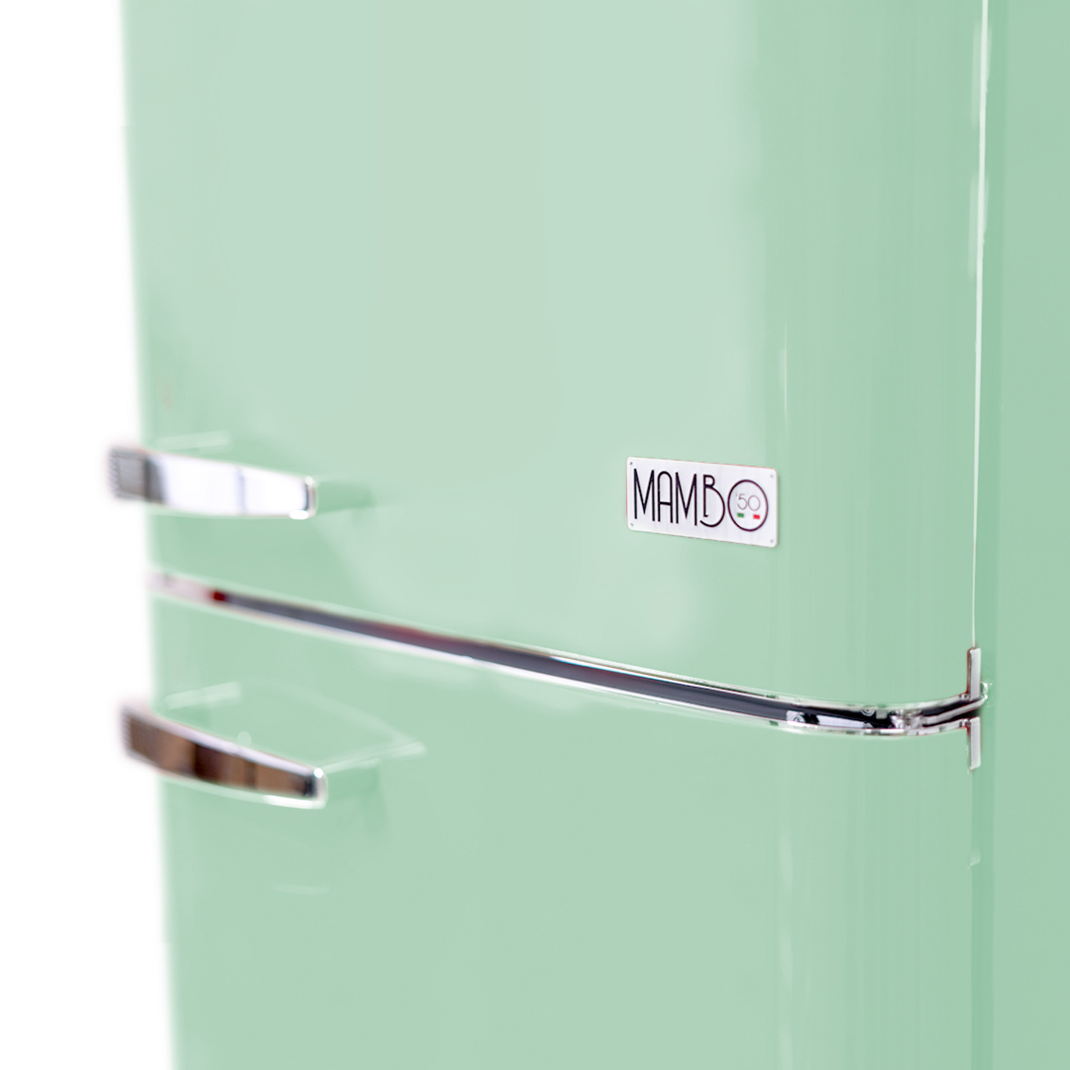 Primo piano di un frigorifero verde menta con finiture e maniglia argentate.