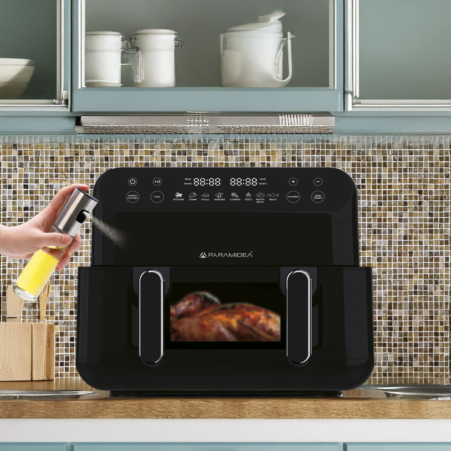 Una persona spruzza olio su una friggitrice ad aria nera con un blocco di legno accanto.