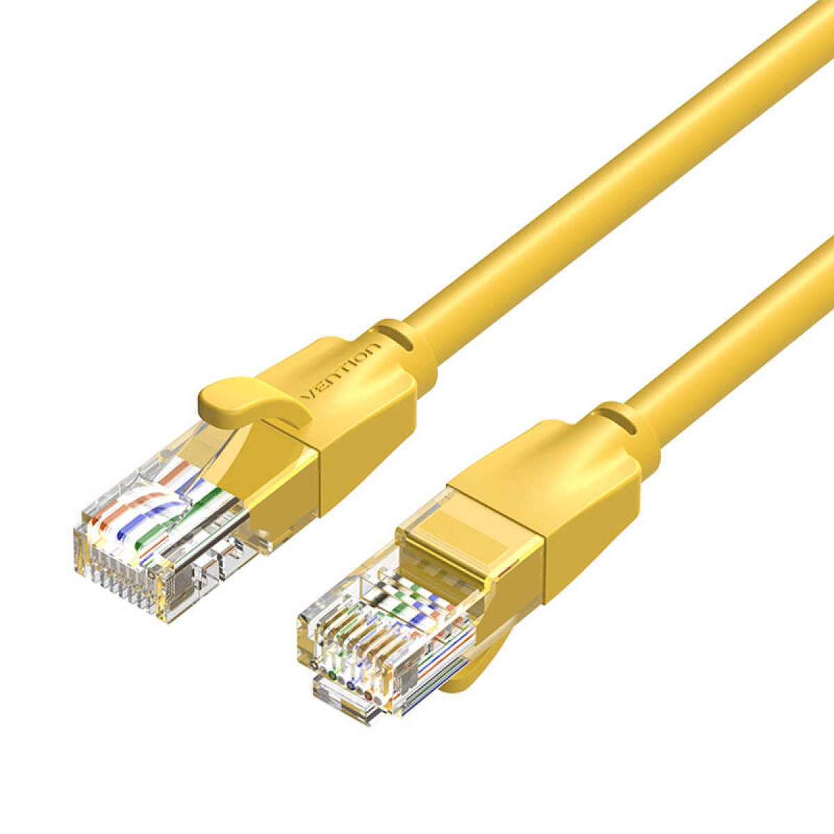 Cavo Ethernet giallo con connettori ad entrambe le estremità. Vista ravvicinata.