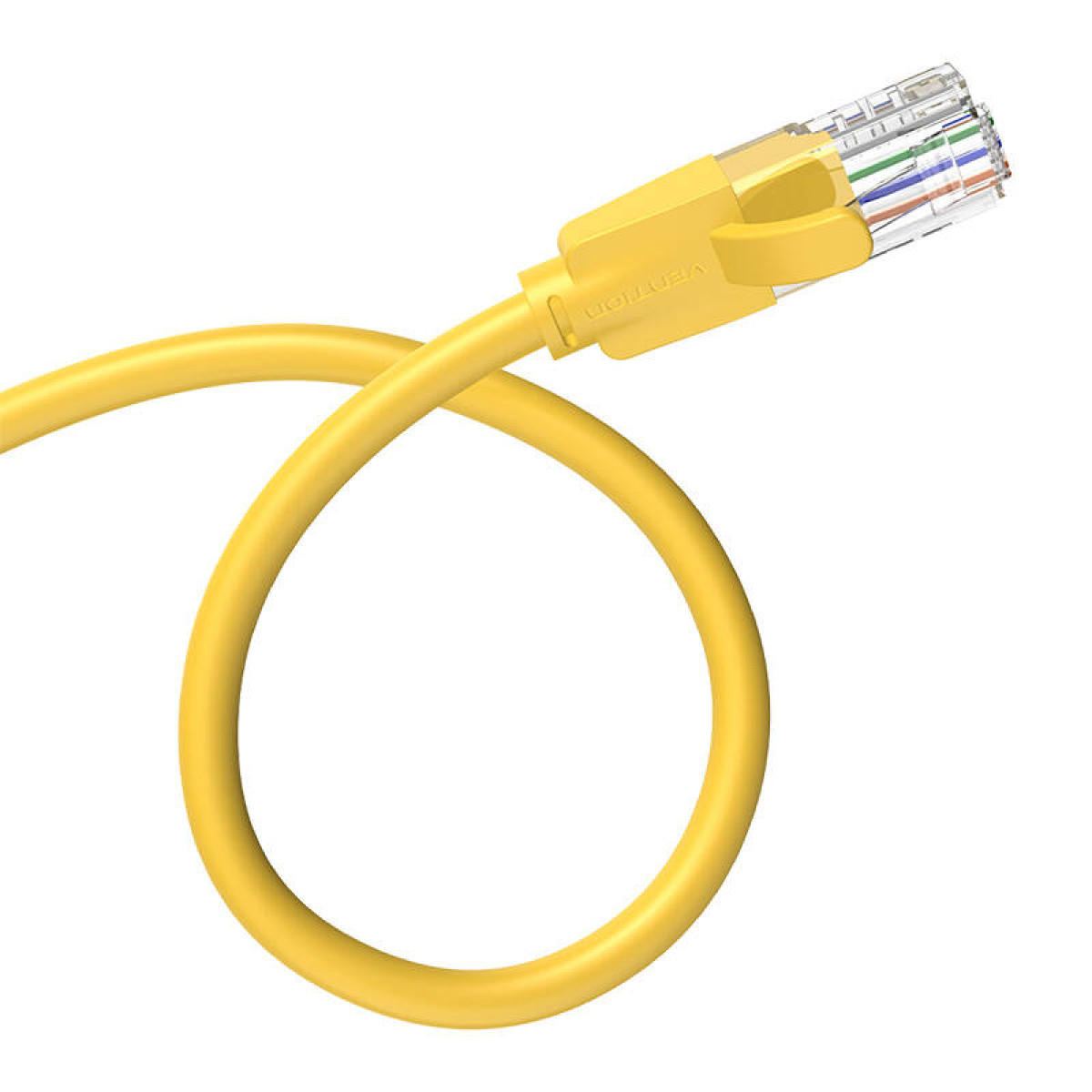 Un cavo Ethernet giallo arrotolato su uno sfondo bianco.