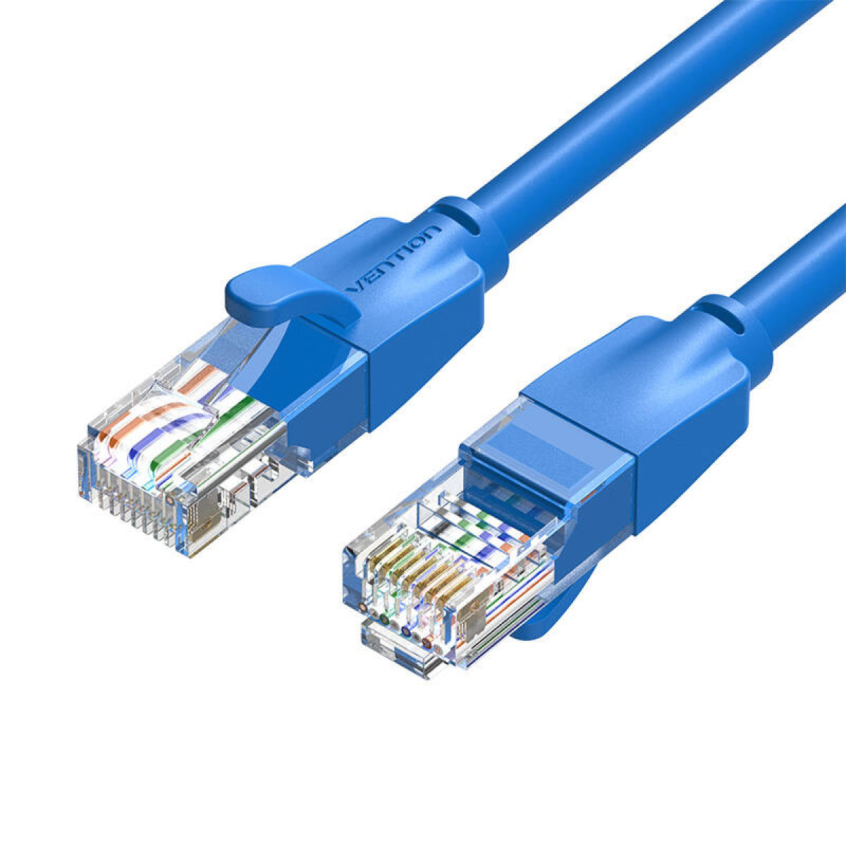 Blaues Netzwerkkabel mit Steckern, Nahaufnahme. Der Markenname steht auf dem Kabel.