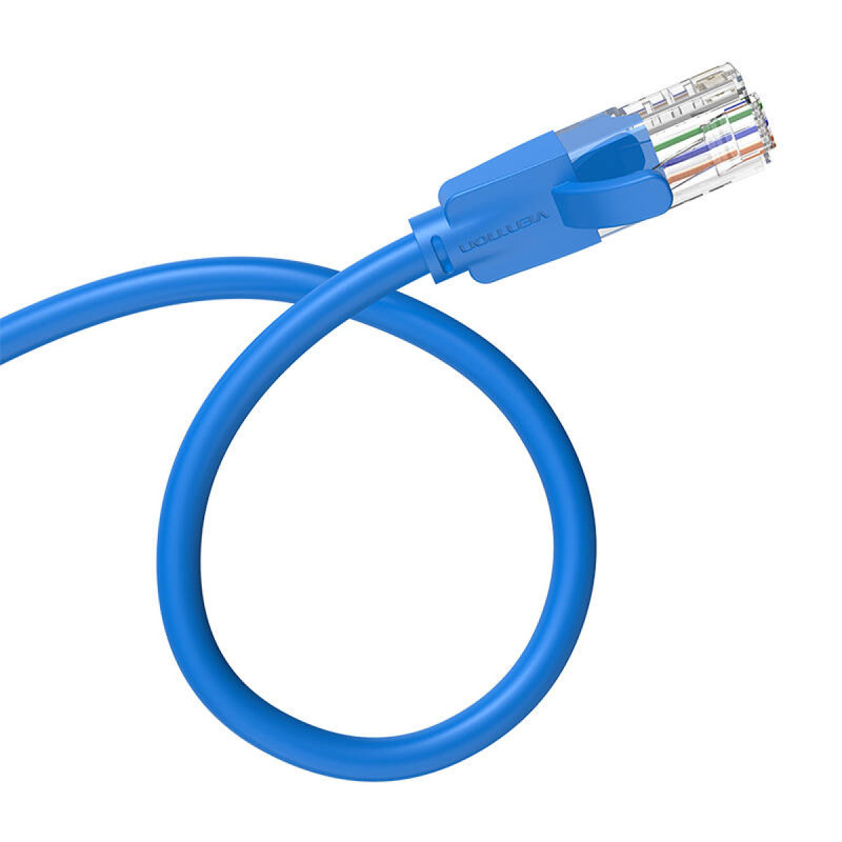 Blaues Ethernet-Kabel mit transparentem Stecker, in einer Schlaufe auf weißer Oberfläche.