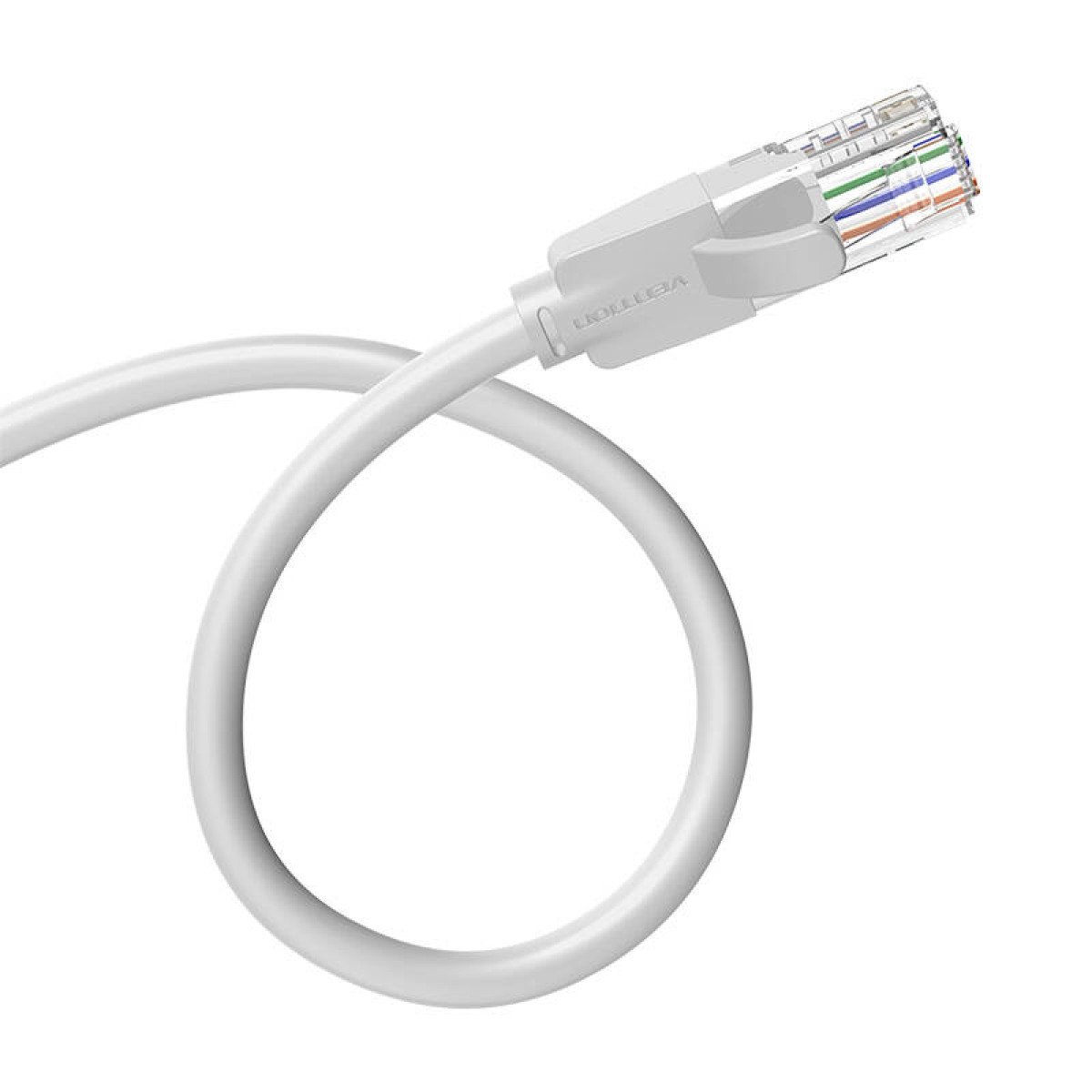 Un câble réseau blanc avec un connecteur sur fond blanc.