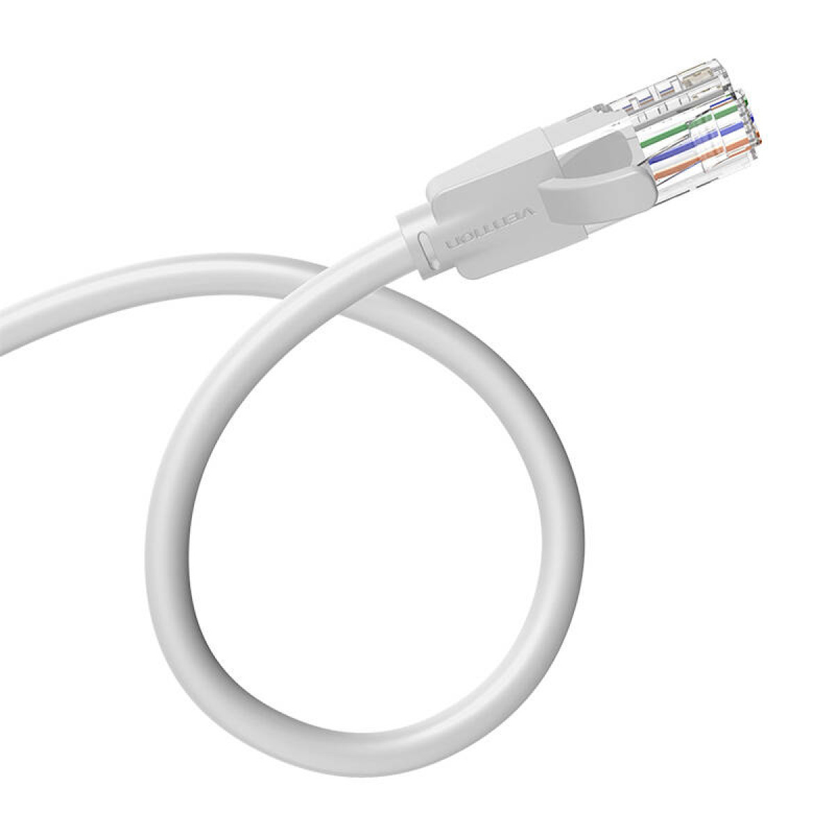Un câble Ethernet blanc avec un connecteur transparent sur fond blanc.