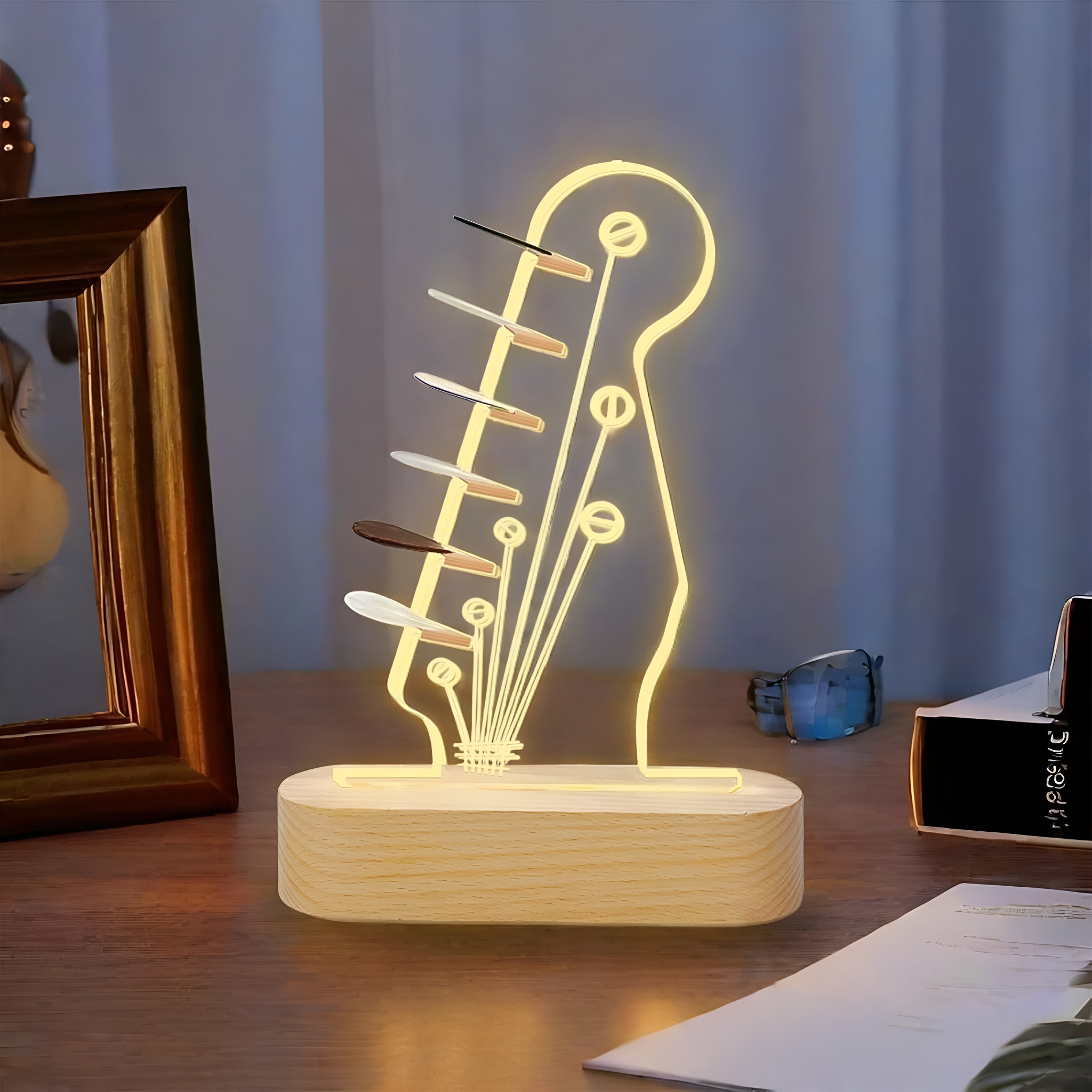 Ein gitarrenförmiges Nachtlicht aus Holz und Acryl mit warmem Glanz.