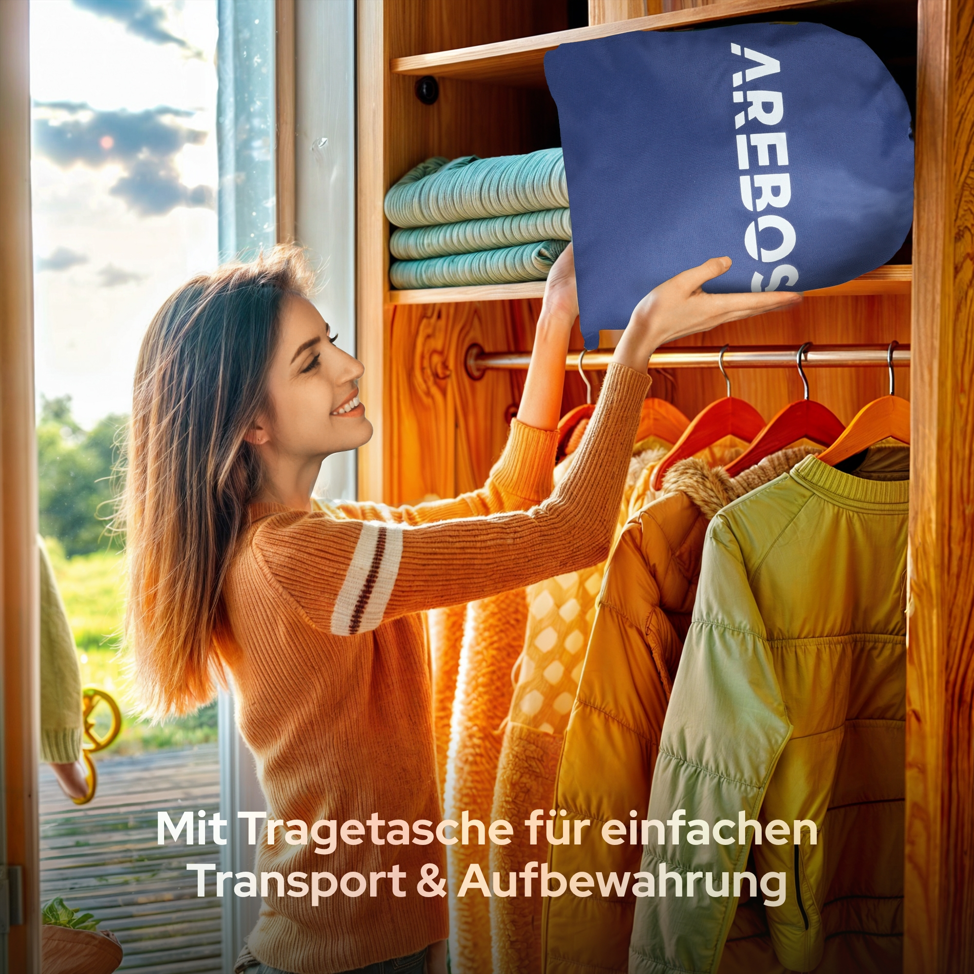 Eine Frau legt eine blaue Aufbewahrungstasche in einen Holzschrank.