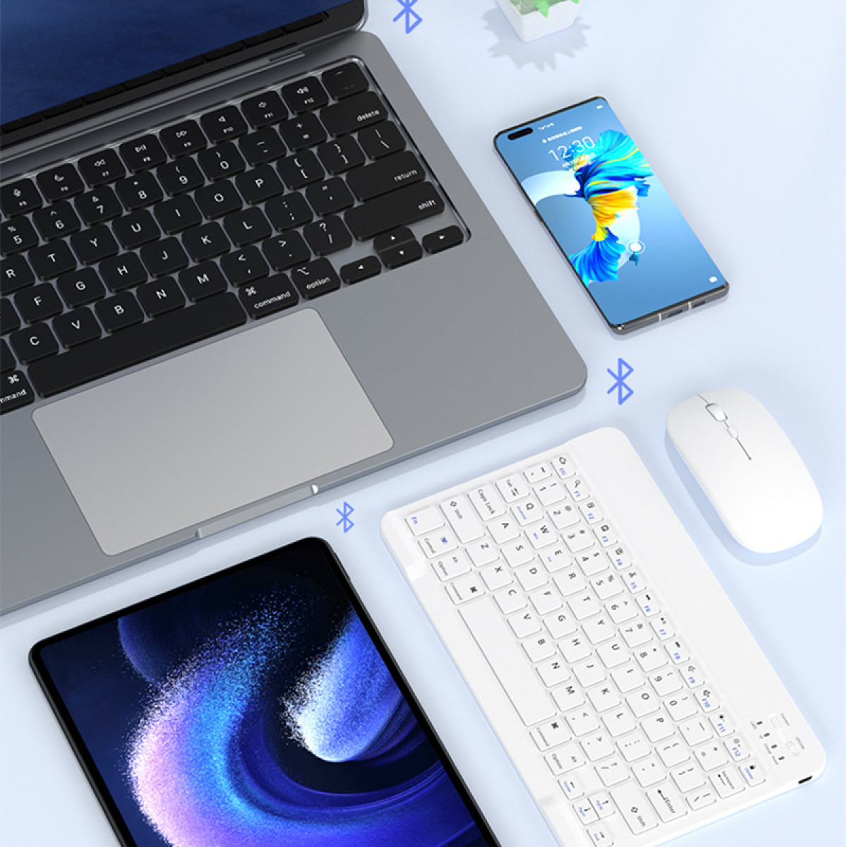 Een laptop, een tablet en twee toetsenborden met een muis en een smartphone. Bluetooth-symbolen zijn aanwezig.