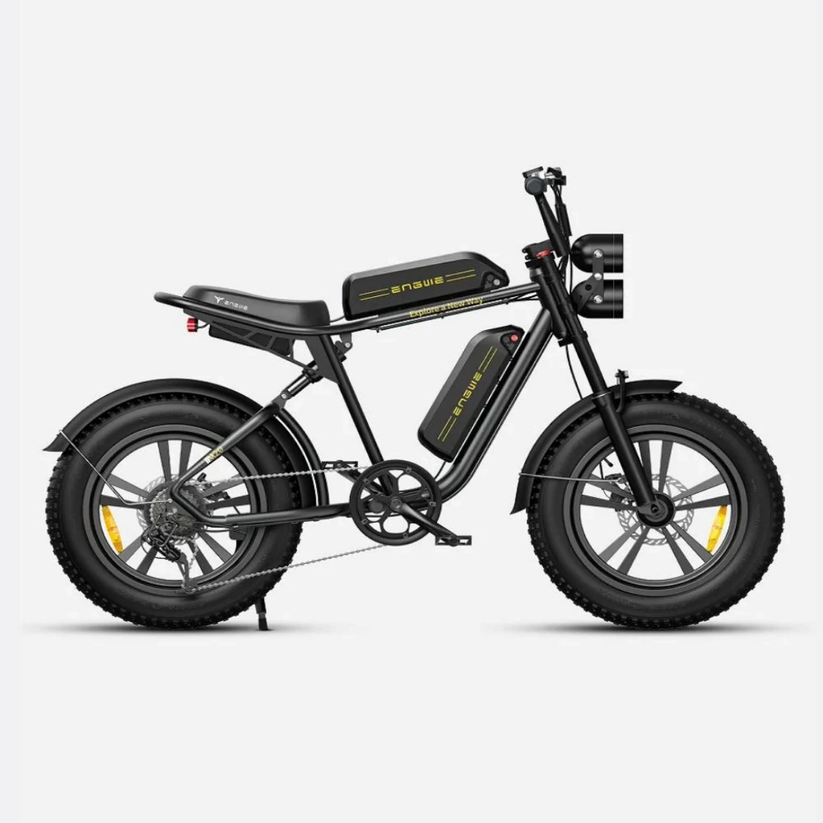 Una bici elettrica, telaio nero, con pneumatici grandi e un pacco batteria, su sfondo bianco.