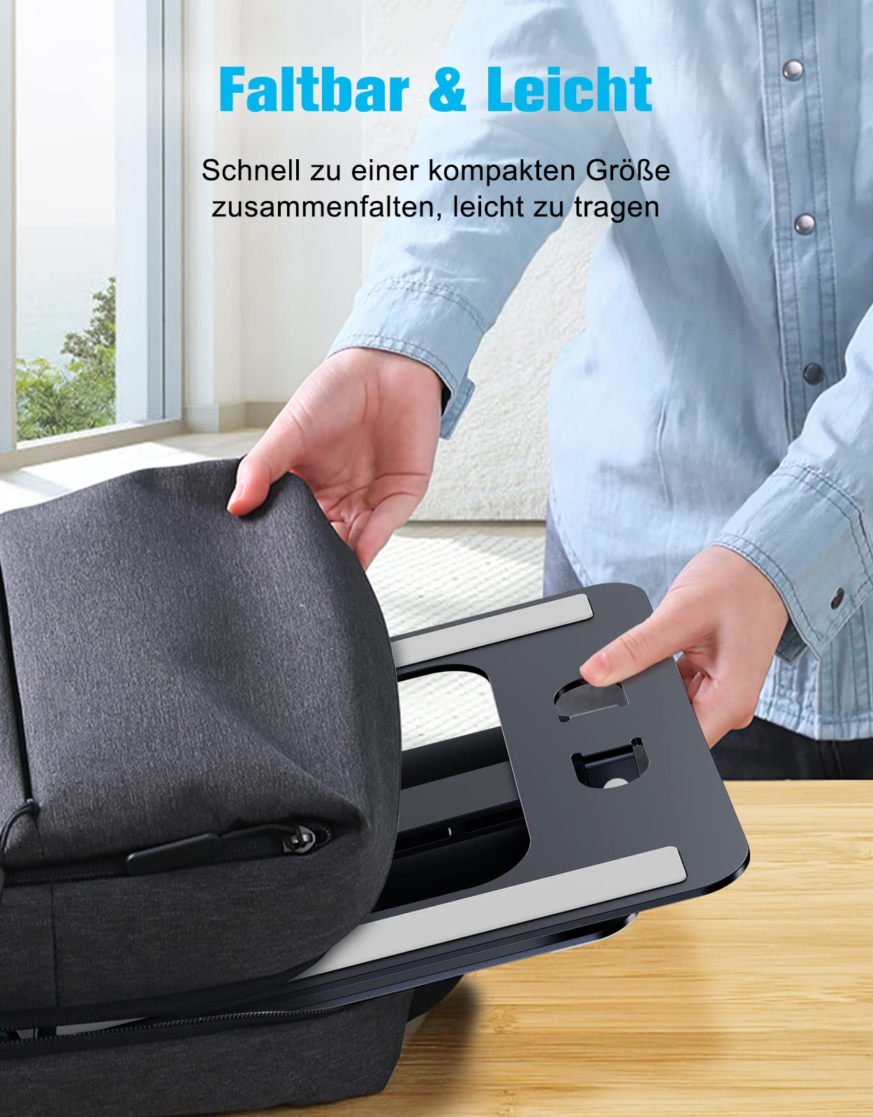 Eine Person legt einen schwarzen, zusammengeklappten Laptop-Ständer in einen Rucksack. Der Text ist auf Deutsch.
