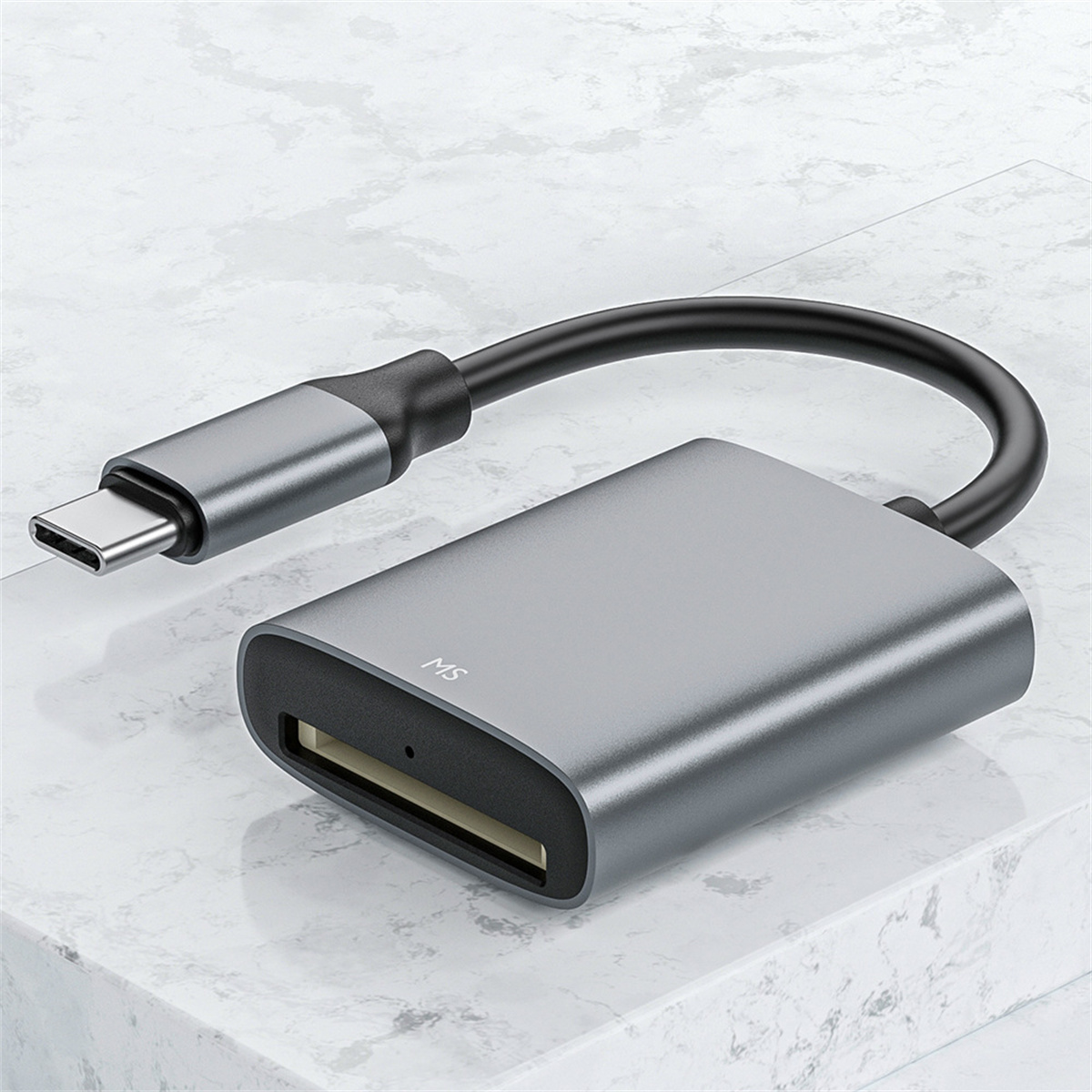 Grauer Kartenleser mit USB-C-Anschluss und schwarzem Kabel.