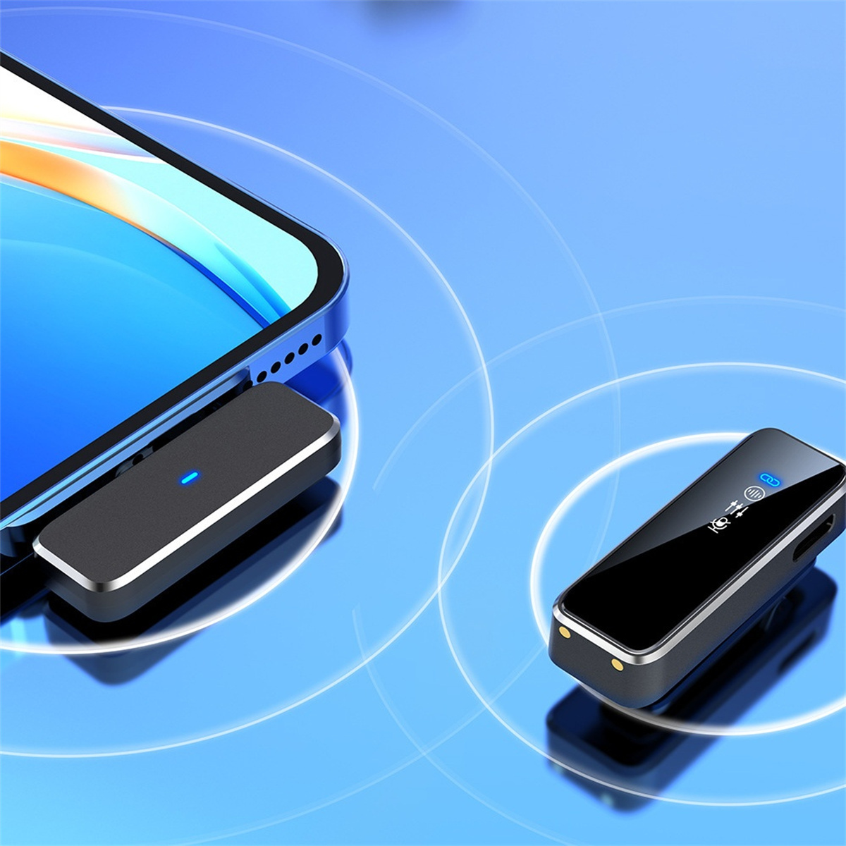 Schwarzes Ladezubehör an ein Telefon angeschlossen. Ein weiteres ähnliches Gerät auf blauer Oberfläche.