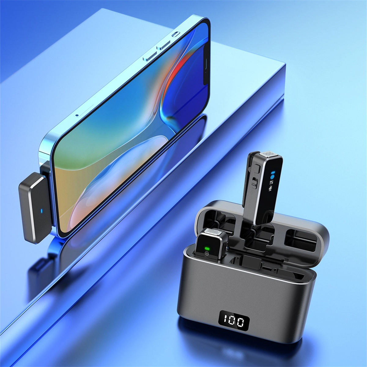 Ein Smartphone mit kabellosem Ladegerät und zwei drahtlosen Mikrofonen mit Ladeetui. Blauer Hintergrund.