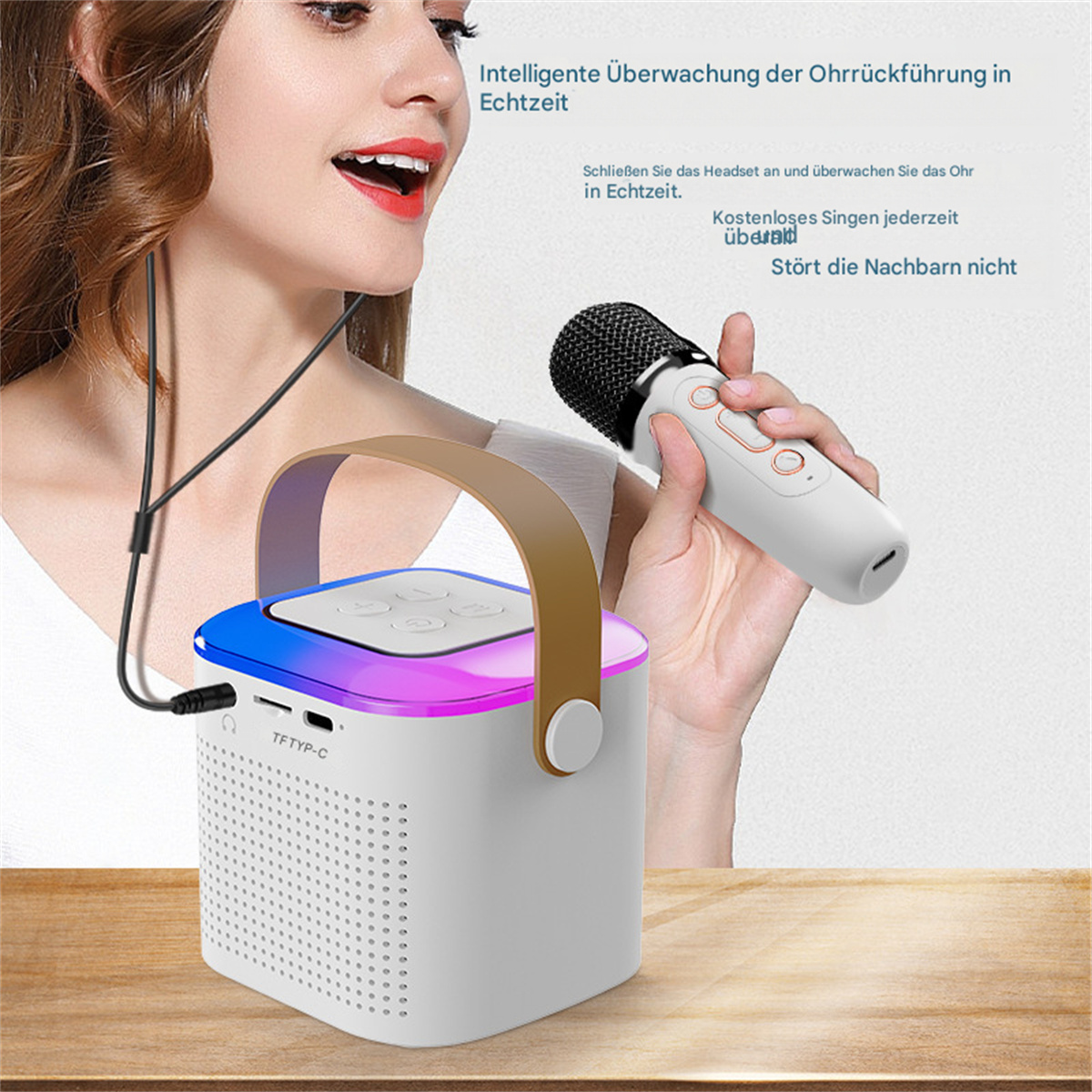 Eine Frau benutzt eine Karaoke-Maschine mit Mikrofon in einem Raum.