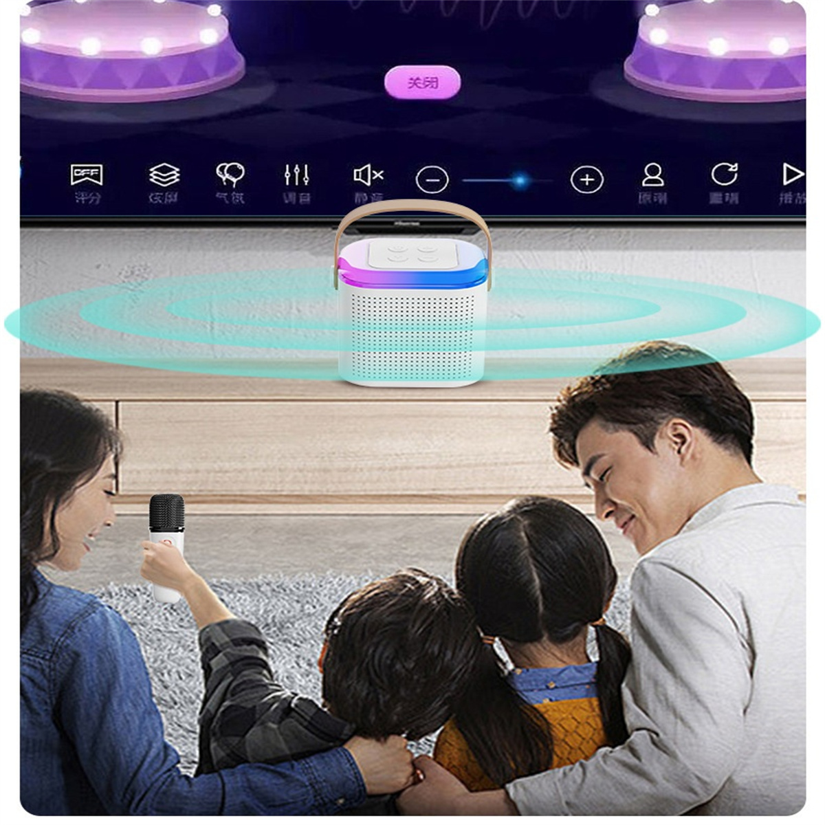Familie benutzt Karaoke. Ein Mann hält ein Mikrofon. Ein Lautsprecher steht in der Mitte. Zwei Lichter im Hintergrund.