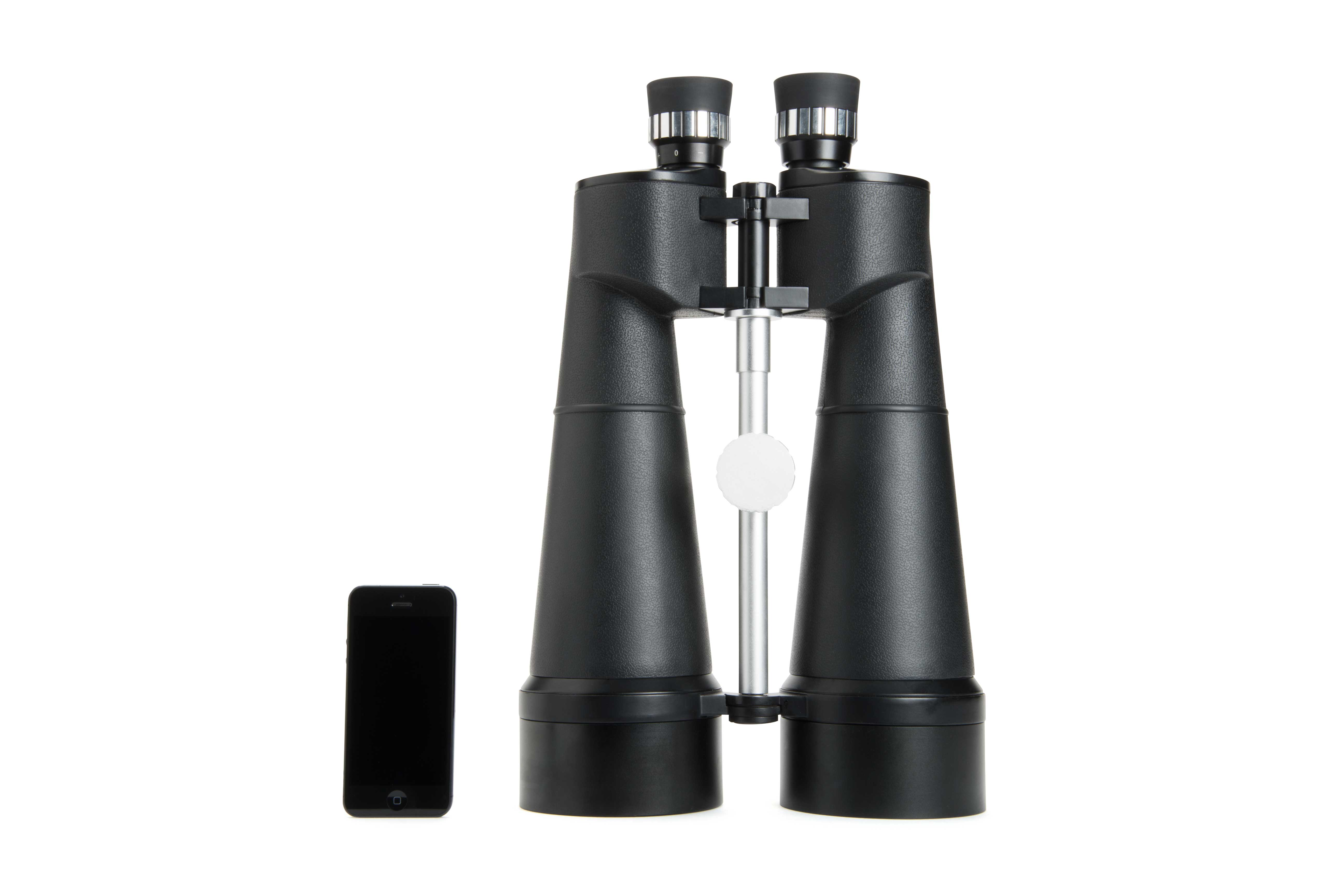 Schwarzes Fernglas neben einem schwarzen Smartphone auf weißem Hintergrund.