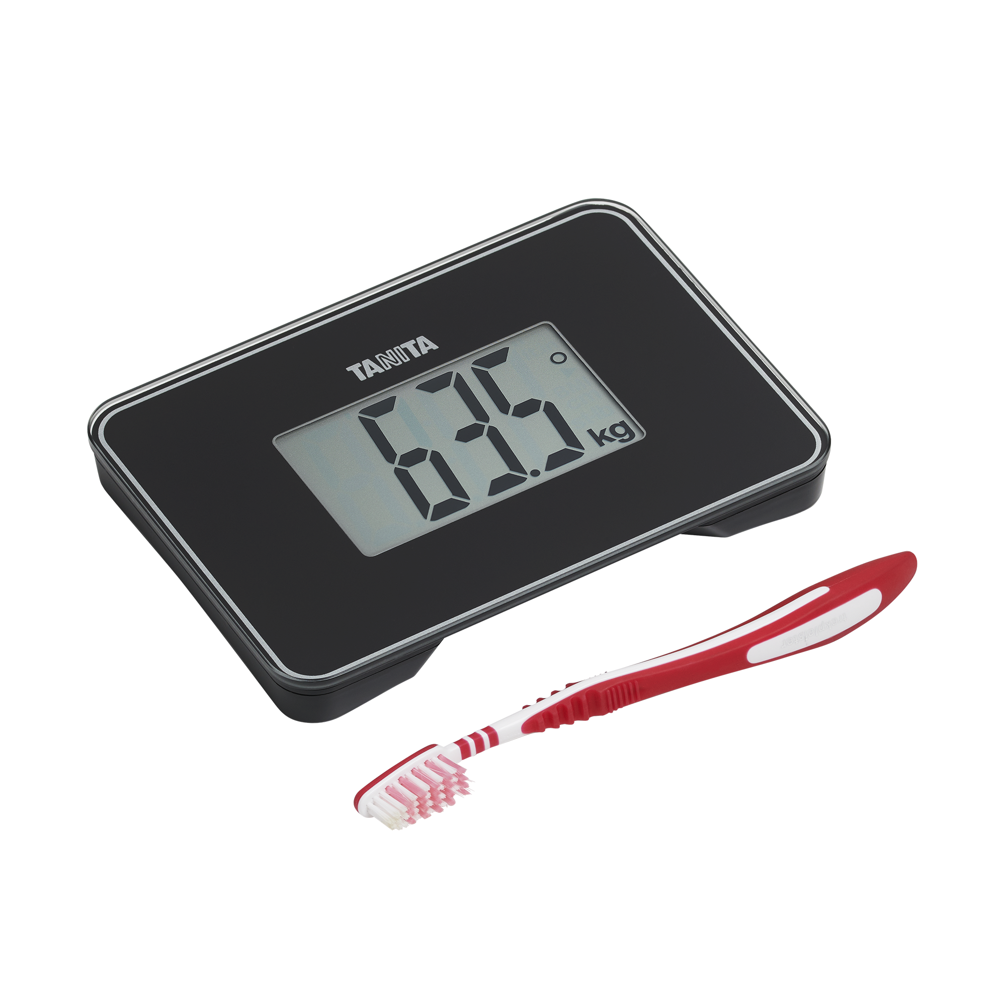 Zwarte digitale weegschaal met 63,5 kg display en een rood-witte tandenborstel op zwart.