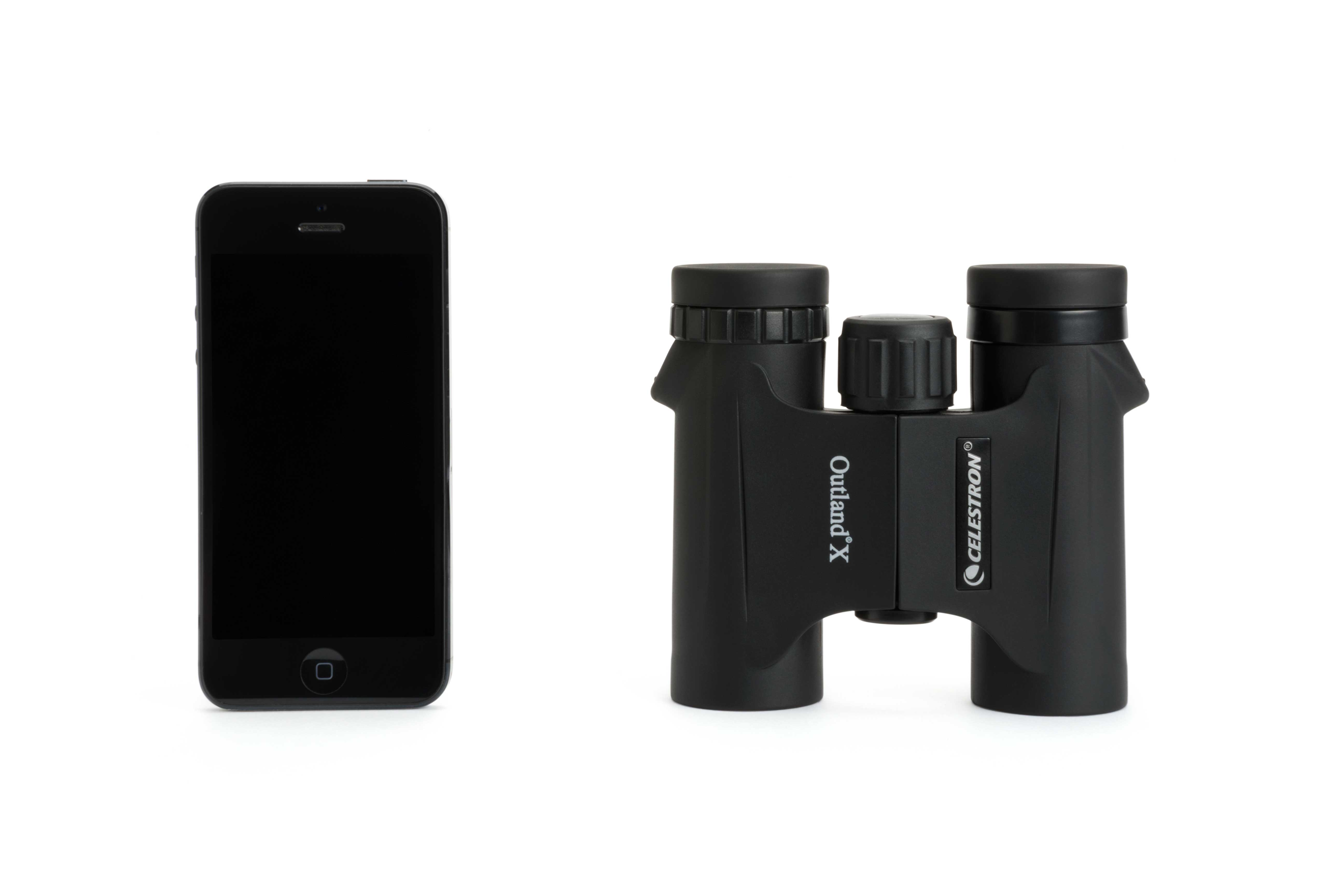 Schwarzes Fernglas neben einem schwarzen Smartphone. Beide befinden sich auf weißem Hintergrund.