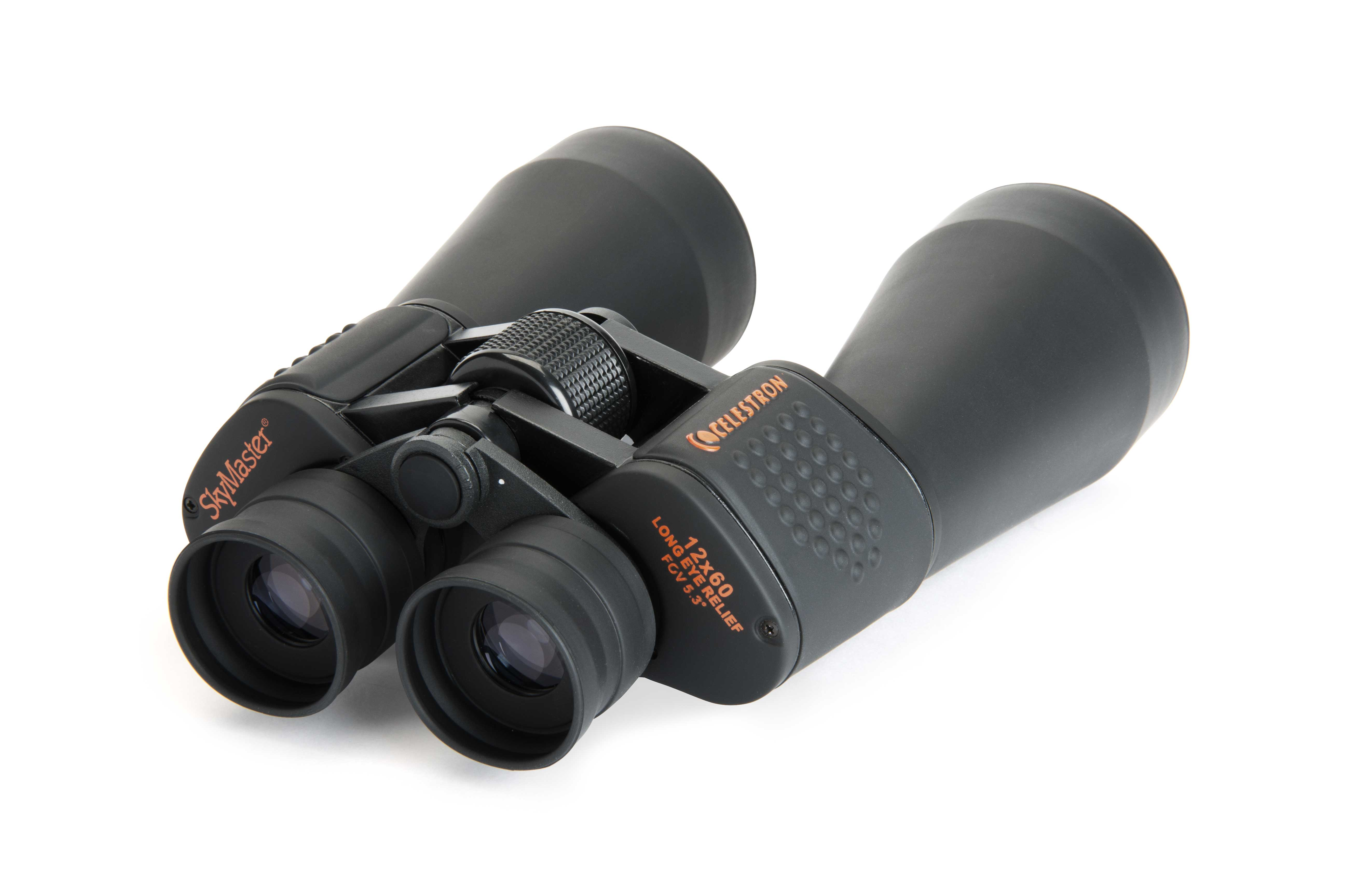 Schwarzes Fernglas auf weißem Hintergrund, beschriftet mit SkyMaster und mit dem Markennamen Celestron.