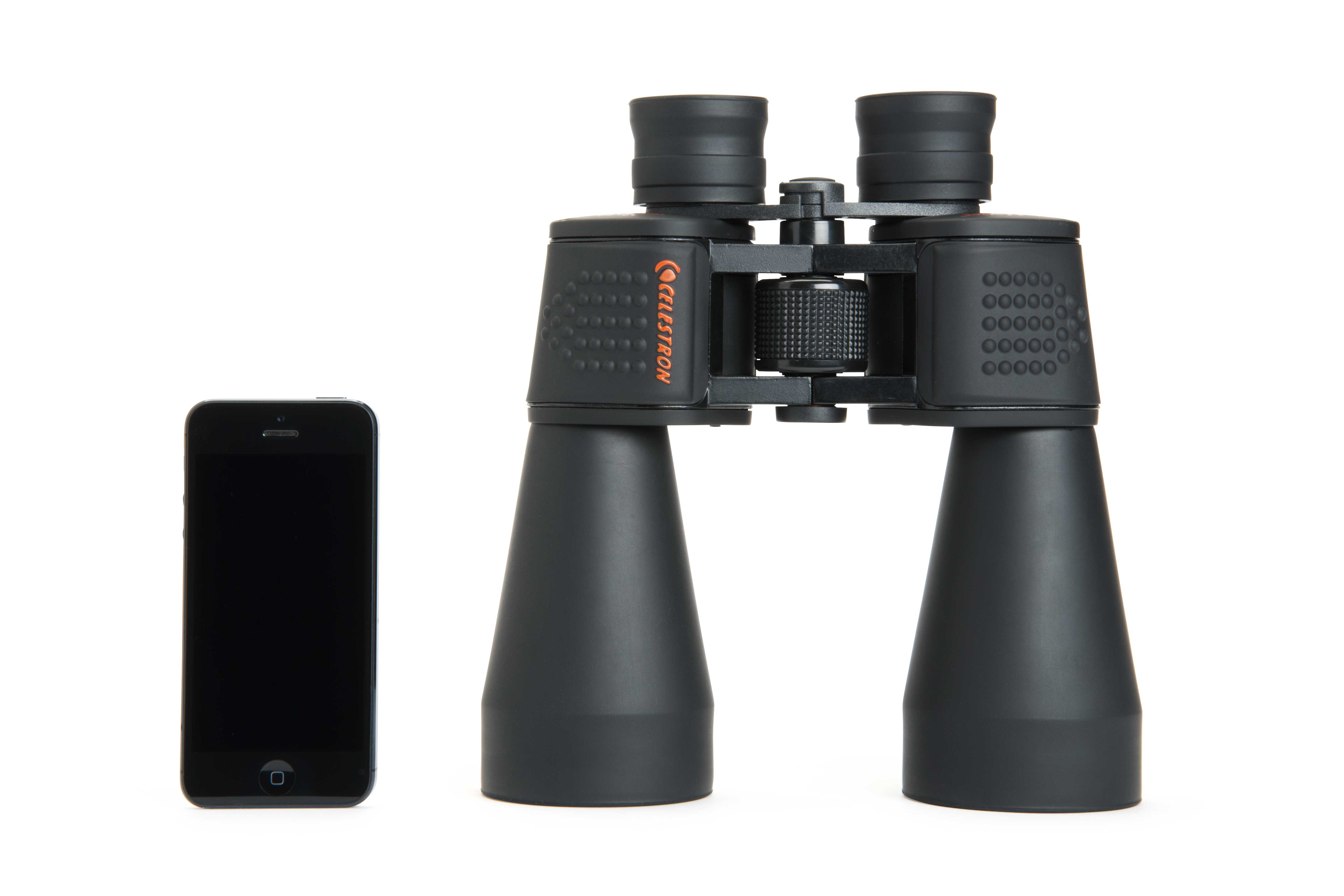 Schwarzes Fernglas neben einem Smartphone auf weißem Hintergrund.