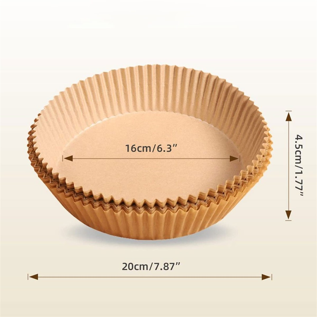 Ein Stapel brauner Papier-Backförmchen mit beschrifteten Abmessungen, bereit für das Backen oder Kochen.