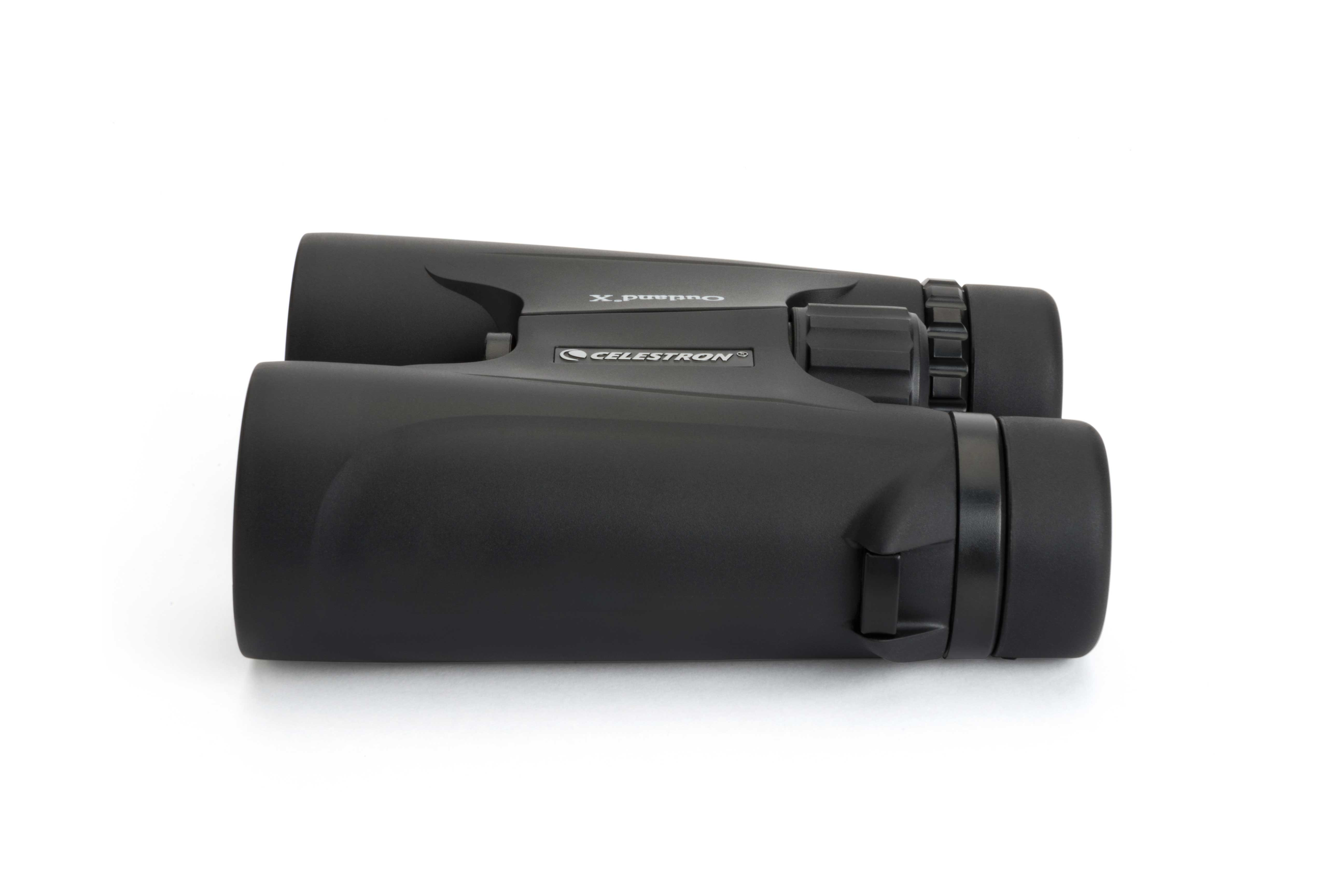 Schwarzes Fernglas auf weißem Hintergrund. Celestron-Markenname sichtbar.