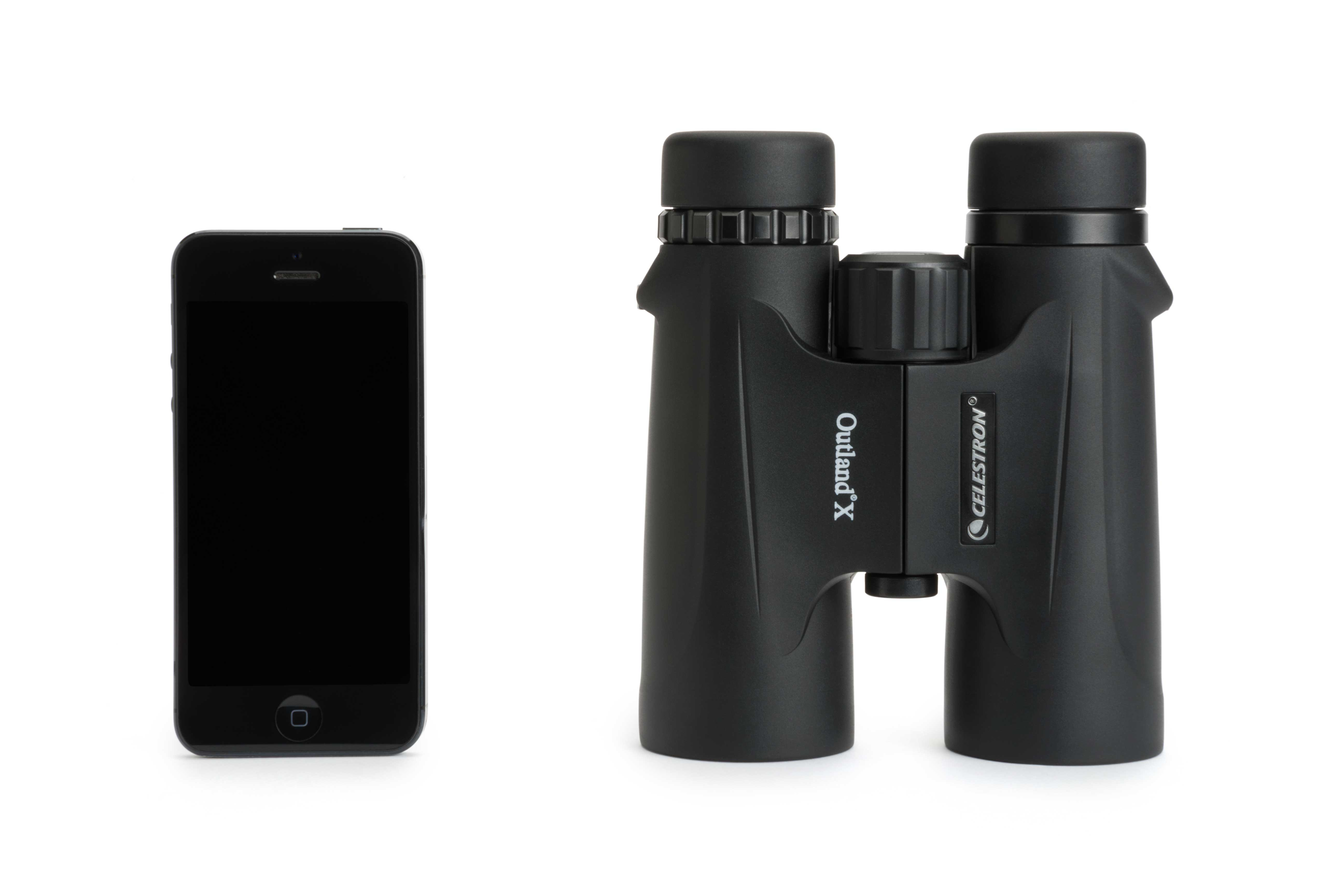 Fernglas neben einem Smartphone. Weißer Hintergrund. Fernglas ist schwarz mit Celestron-Logo.