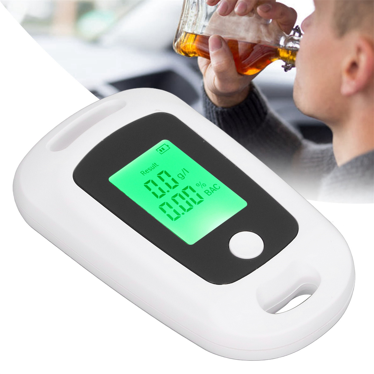 Weißer Alkoholtester mit Ergebnissen, im Hintergrund trinkt eine Person Alkohol.