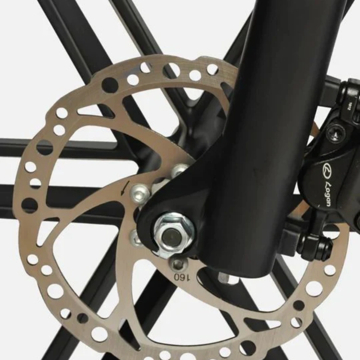 Disco freno ruota bicicletta. Disco argentato con fori, raggi e forcella neri. Sfondo grigio chiaro.