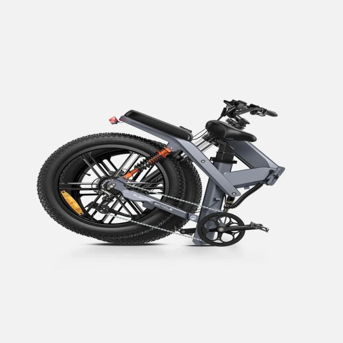 Gefaltetes graues Elektrofahrrad, schwarze Reifen, orange Federung, weißer Hintergrund.