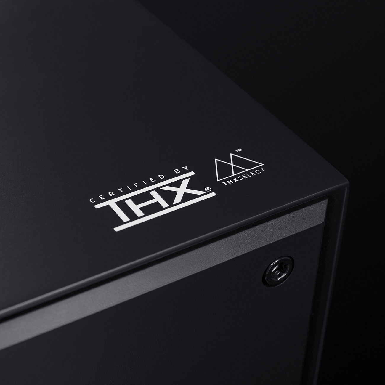 Eine schwarze Box mit den Logos 'THX' und 'THX SELECT' in Weiß auf der Oberseite.