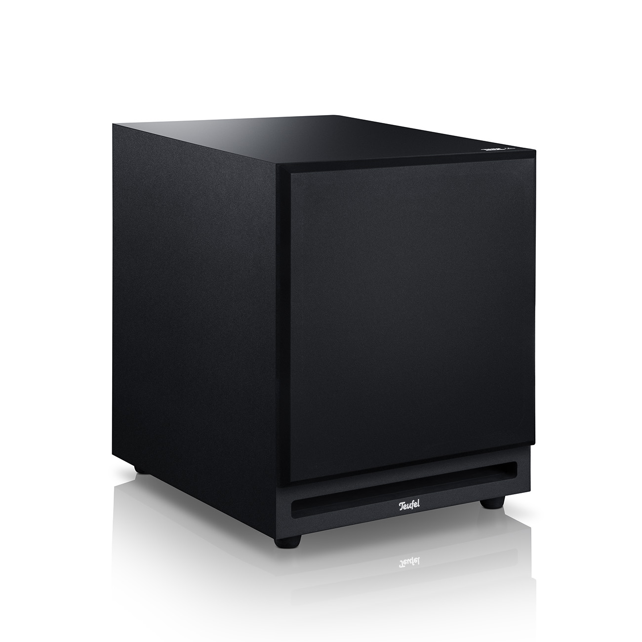 Un caisson de basses noir avec le logo Teufel sur le devant et un fond blanc.