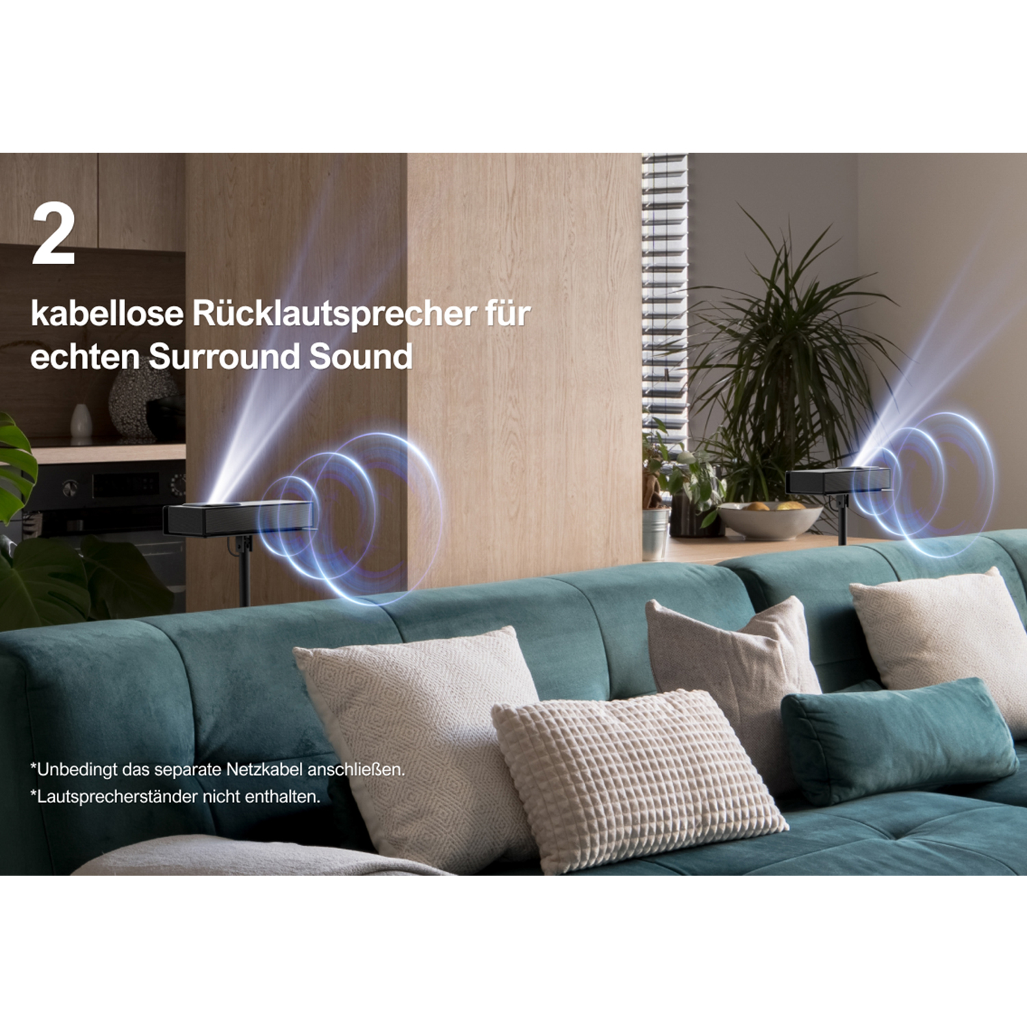 Zimmer mit türkisfarbenem Sofa, zwei Lautsprechern und projizierten Schallwellen. Holzwand.