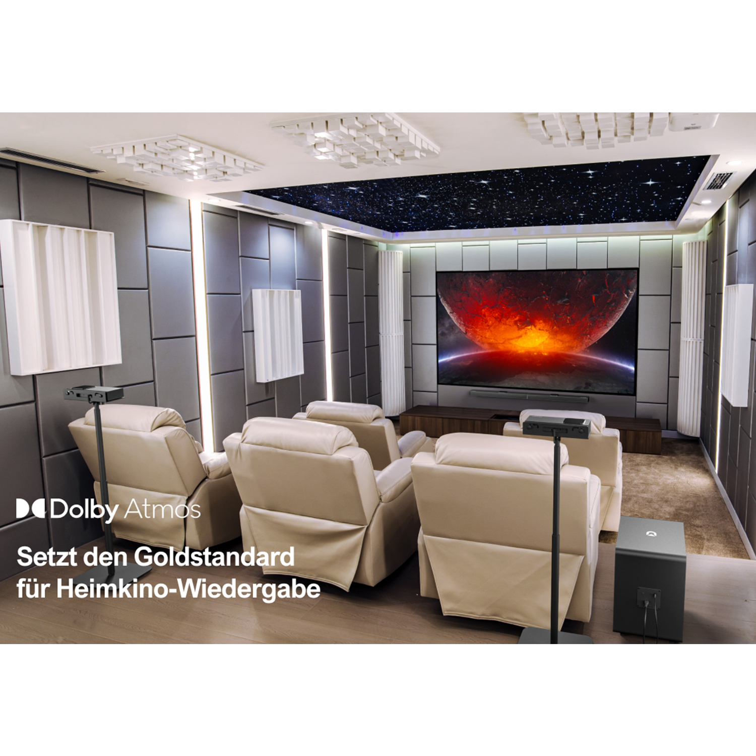 Heimkino mit beigen Relaxsesseln, großem Bildschirm und Sternenhimmel. Schwarzer Subwoofer rechts.