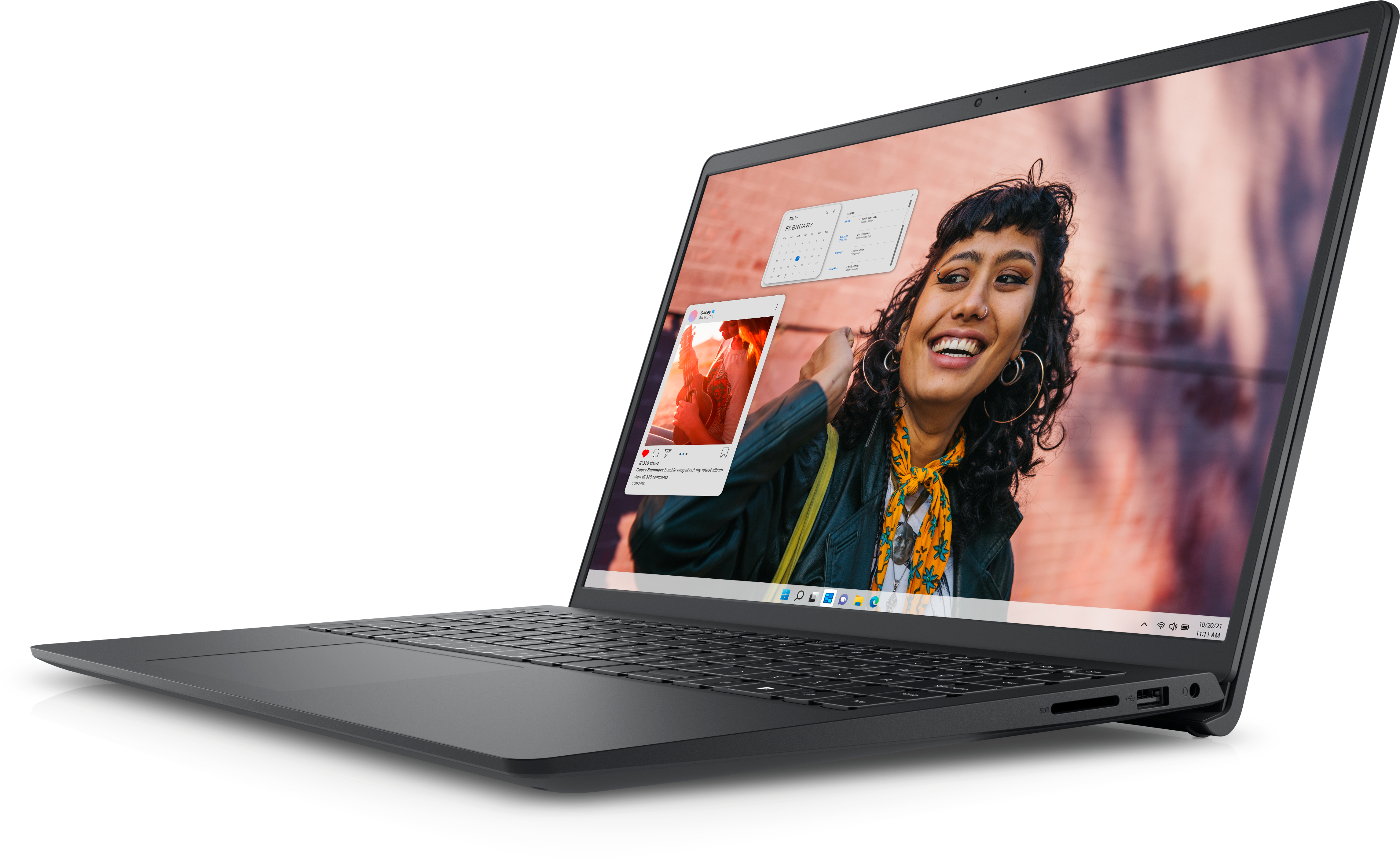 Laptop con una donna sorridente sullo schermo. È aperto e posto su una superficie bianca.