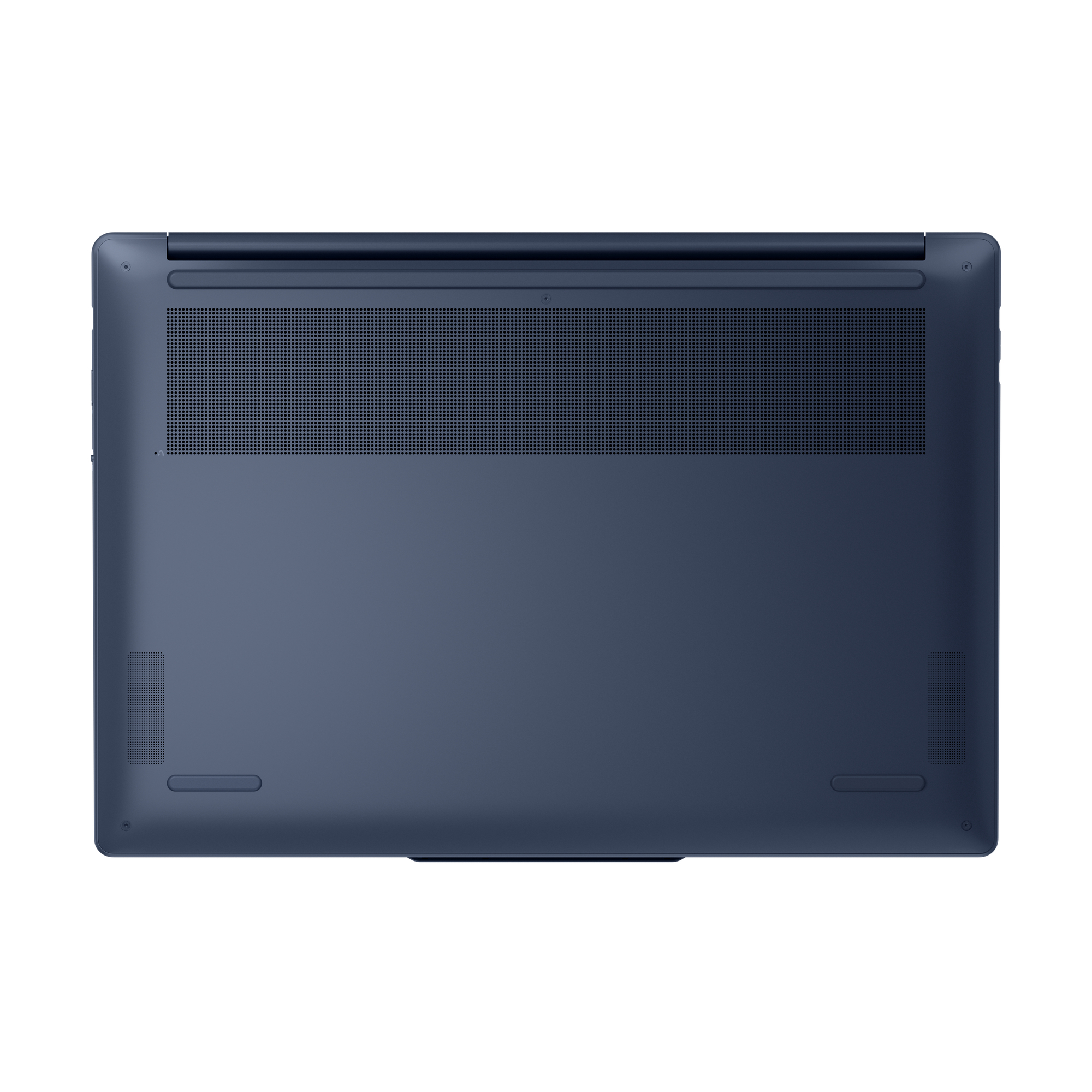 Widok od spodu ciemnoniebieskiego laptopa z otworami wentylacyjnymi i gumowymi nóżkami, czysty design.