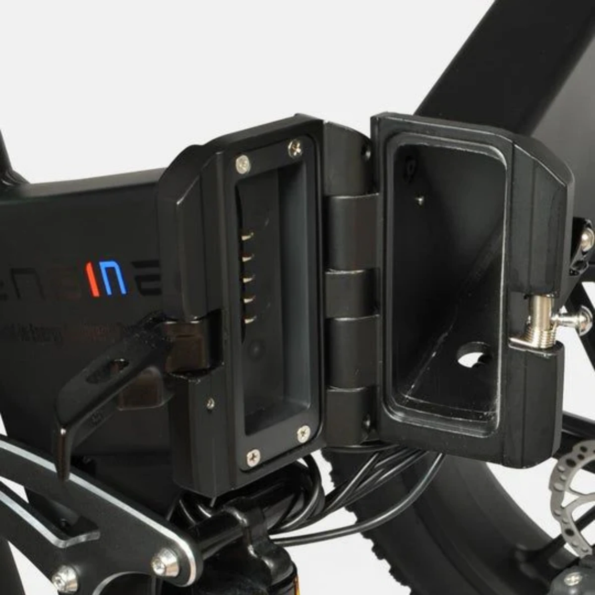 Un vano batteria nero su una bici elettrica. La porta è aperta, rivelando una porta di ricarica.