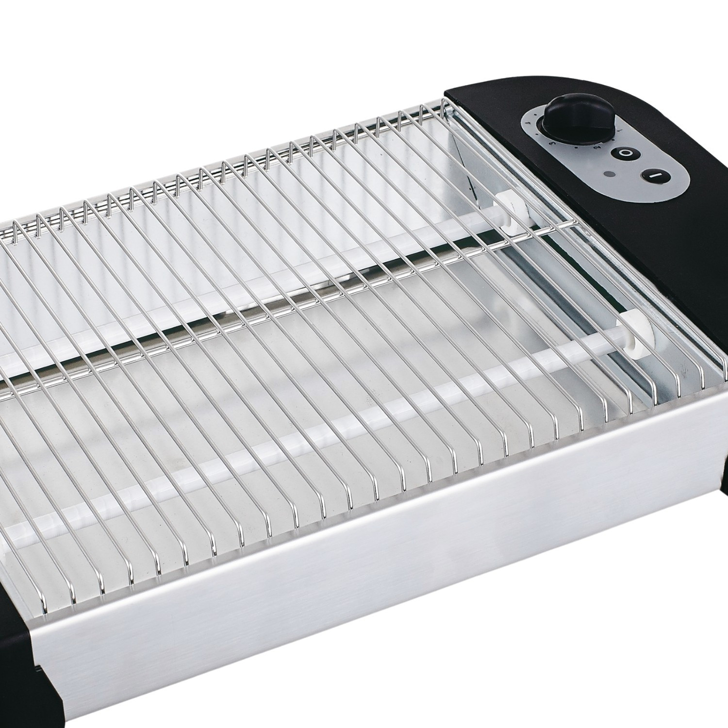 Primer plano de una parrilla eléctrica plateada con rejilla de acero inoxidable, panel de control negro y elemento calefactor.