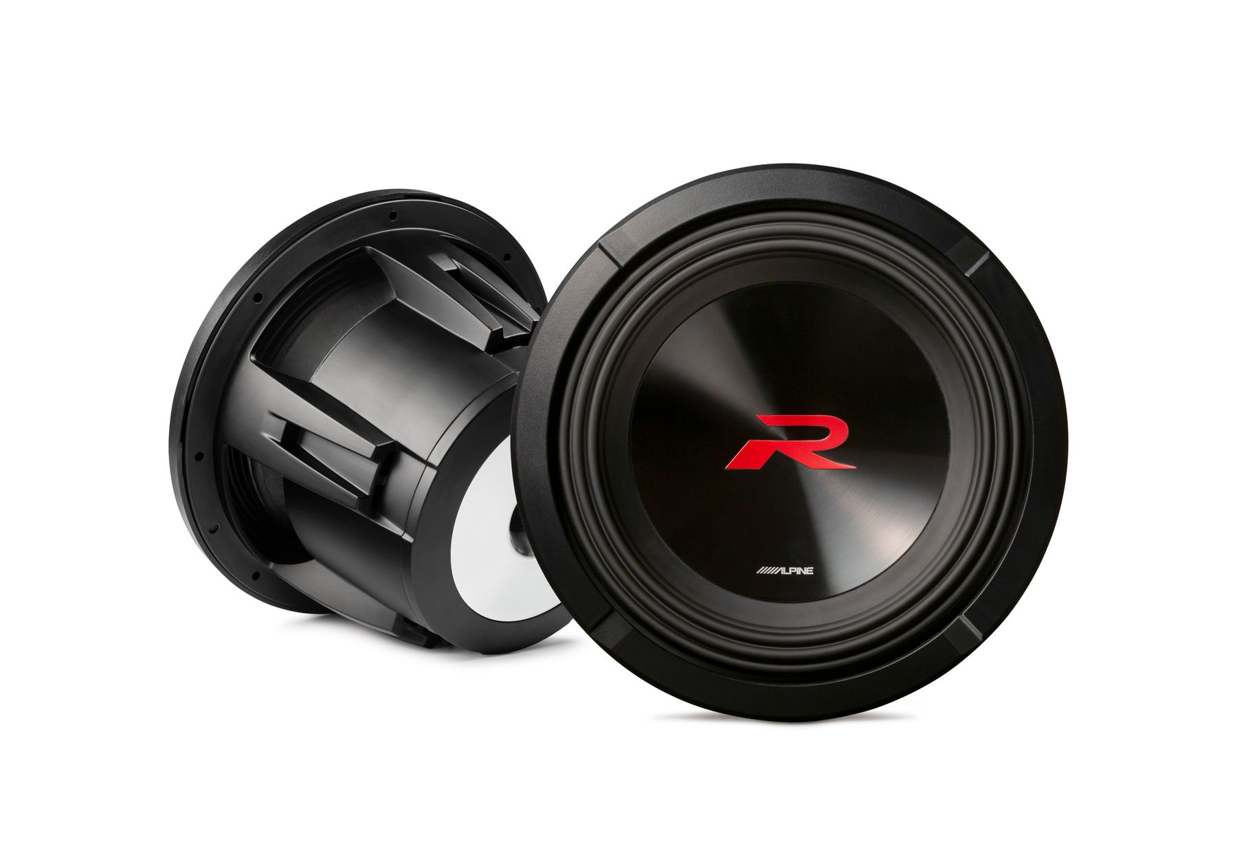 Zwei schwarze Auto-Subwoofer. Jeder hat ein rotes 'R' und das Alpine-Logo.