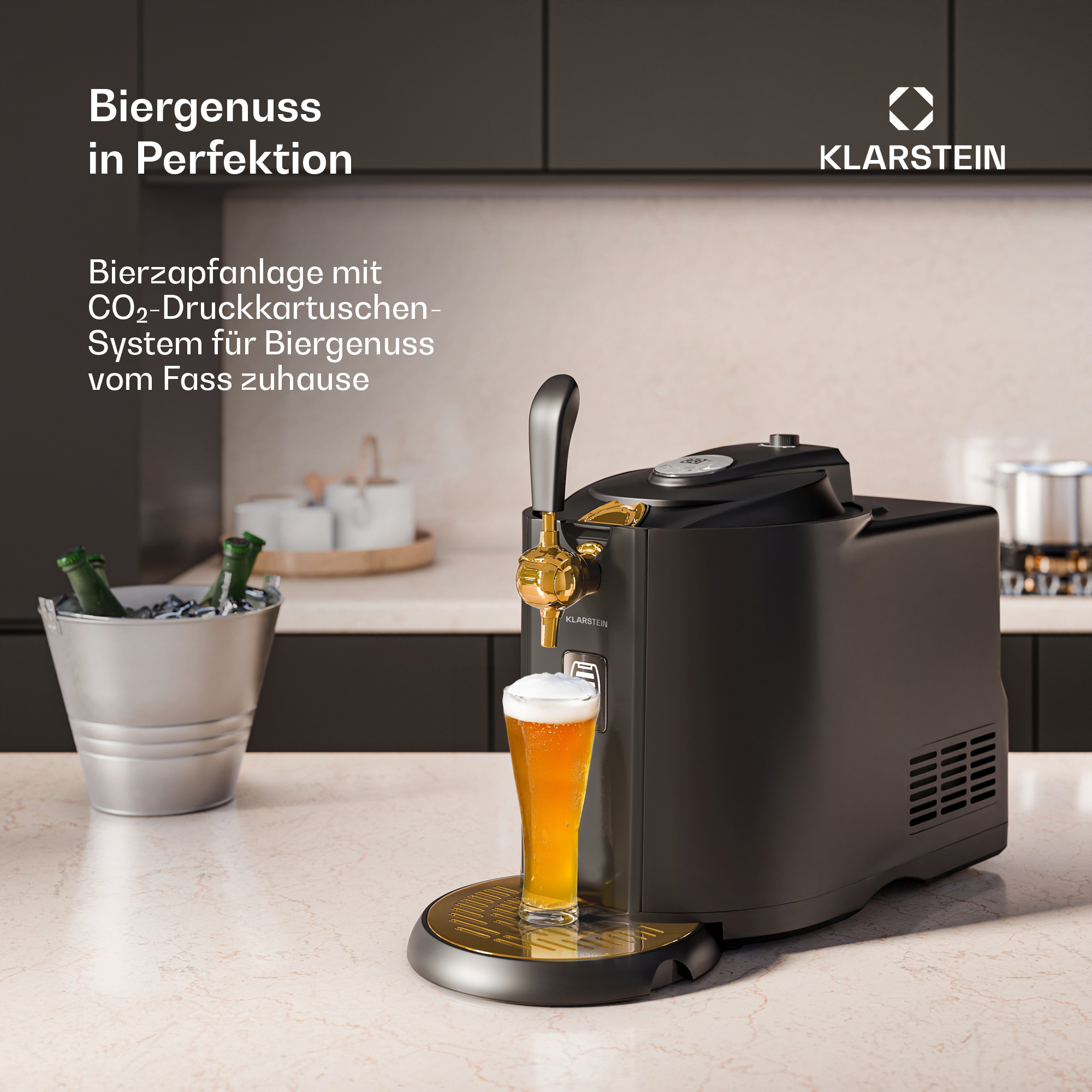 Ein Bierausgabesystem mit einem Glas Bier. Das Setup befindet sich auf einer Küchentheke mit Flaschen in der Nähe.