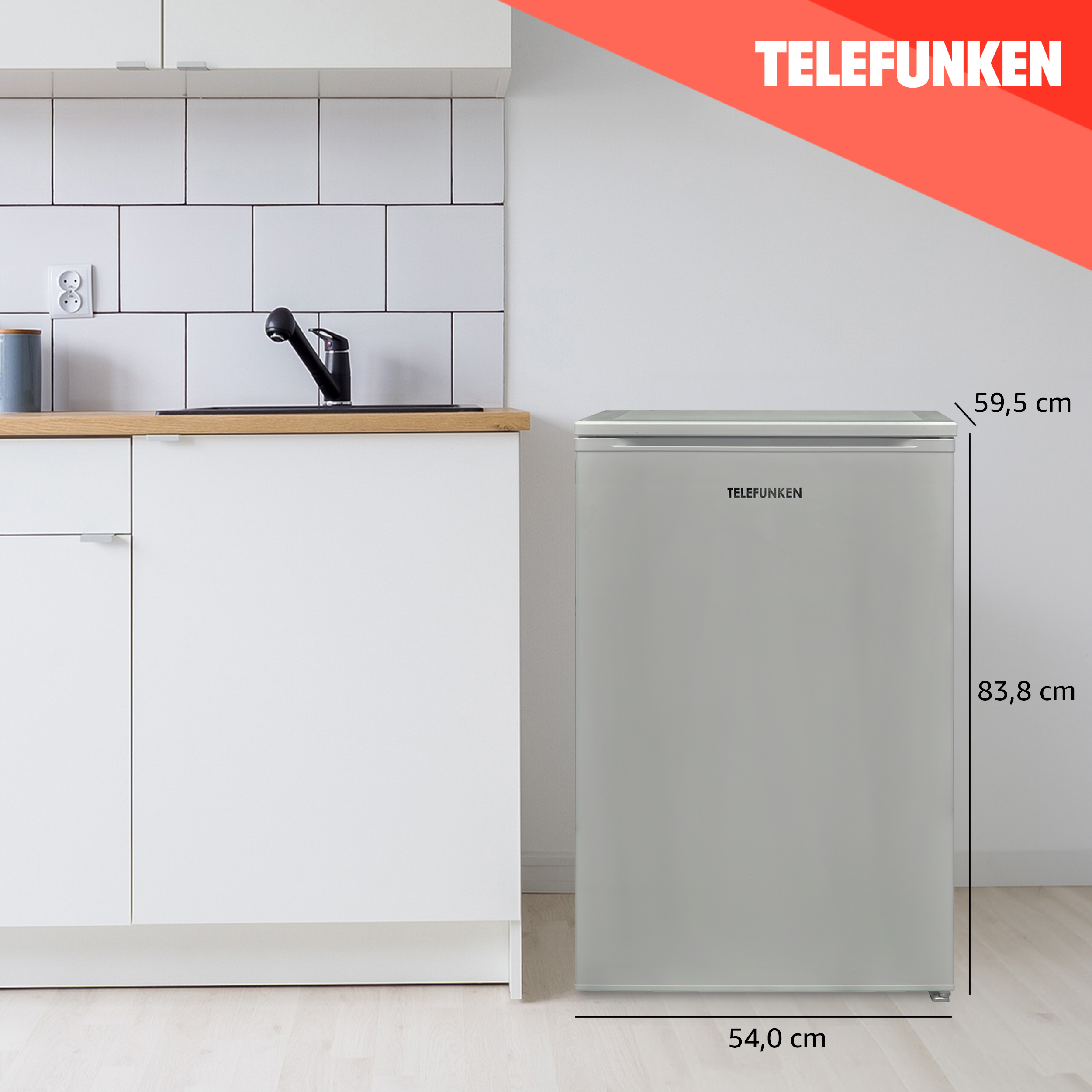 Ein kleiner silberner Telefunken-Kühlschrank in einer Küchenumgebung mit Maßangaben.