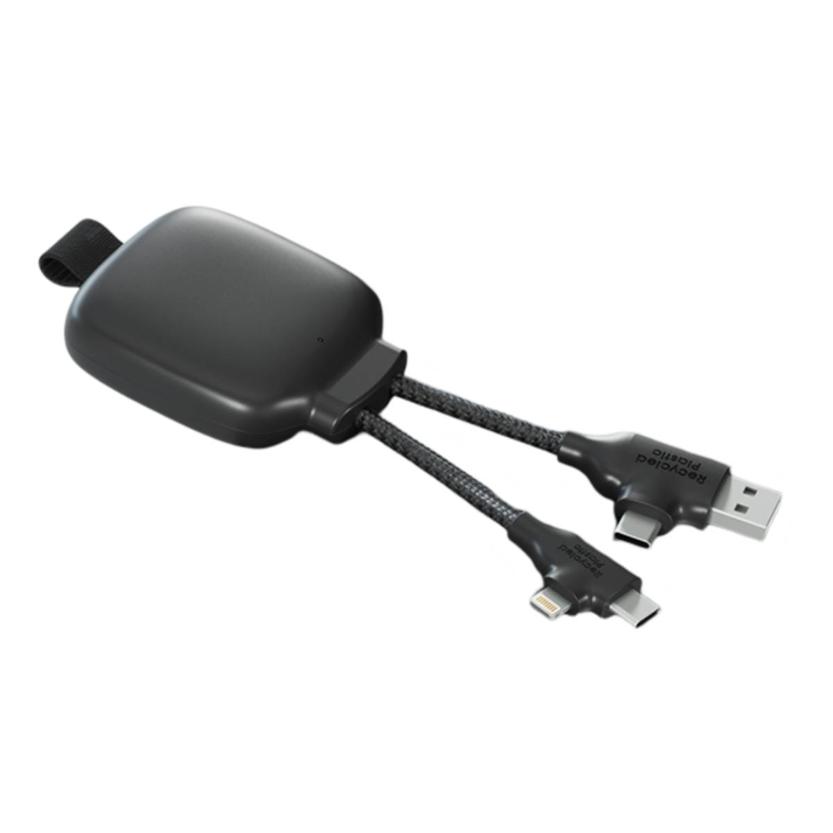 Cavo multi-caricatore nero con connettori USB, USB-C e Lightning. Etichetta in plastica riciclata visibile.