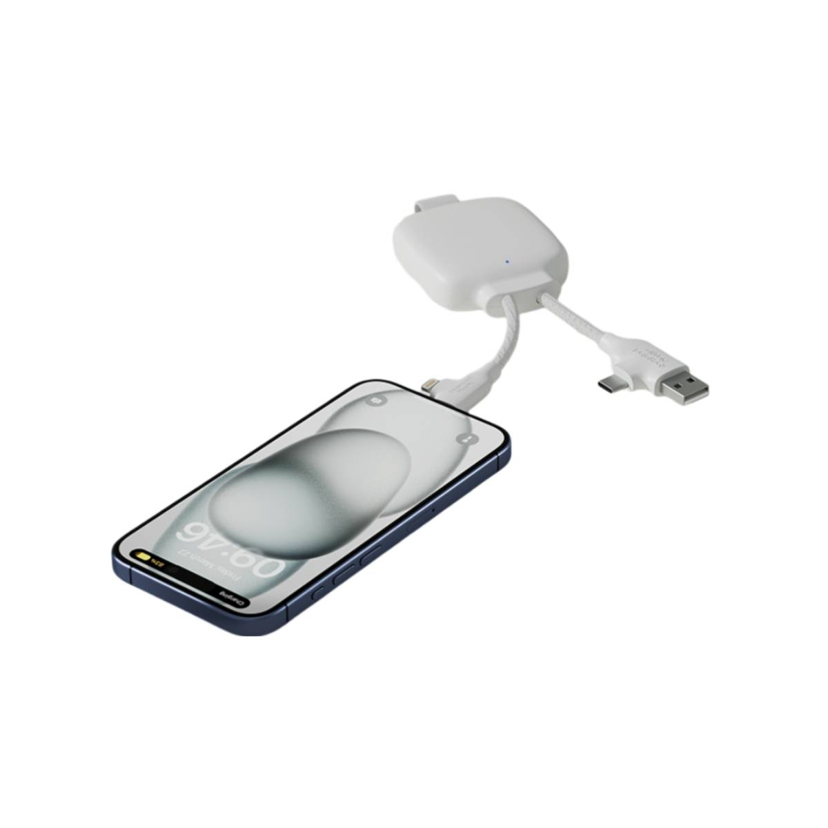 Un adattatore bianco collegato a un telefono. Diversi cavi sono collegati.
