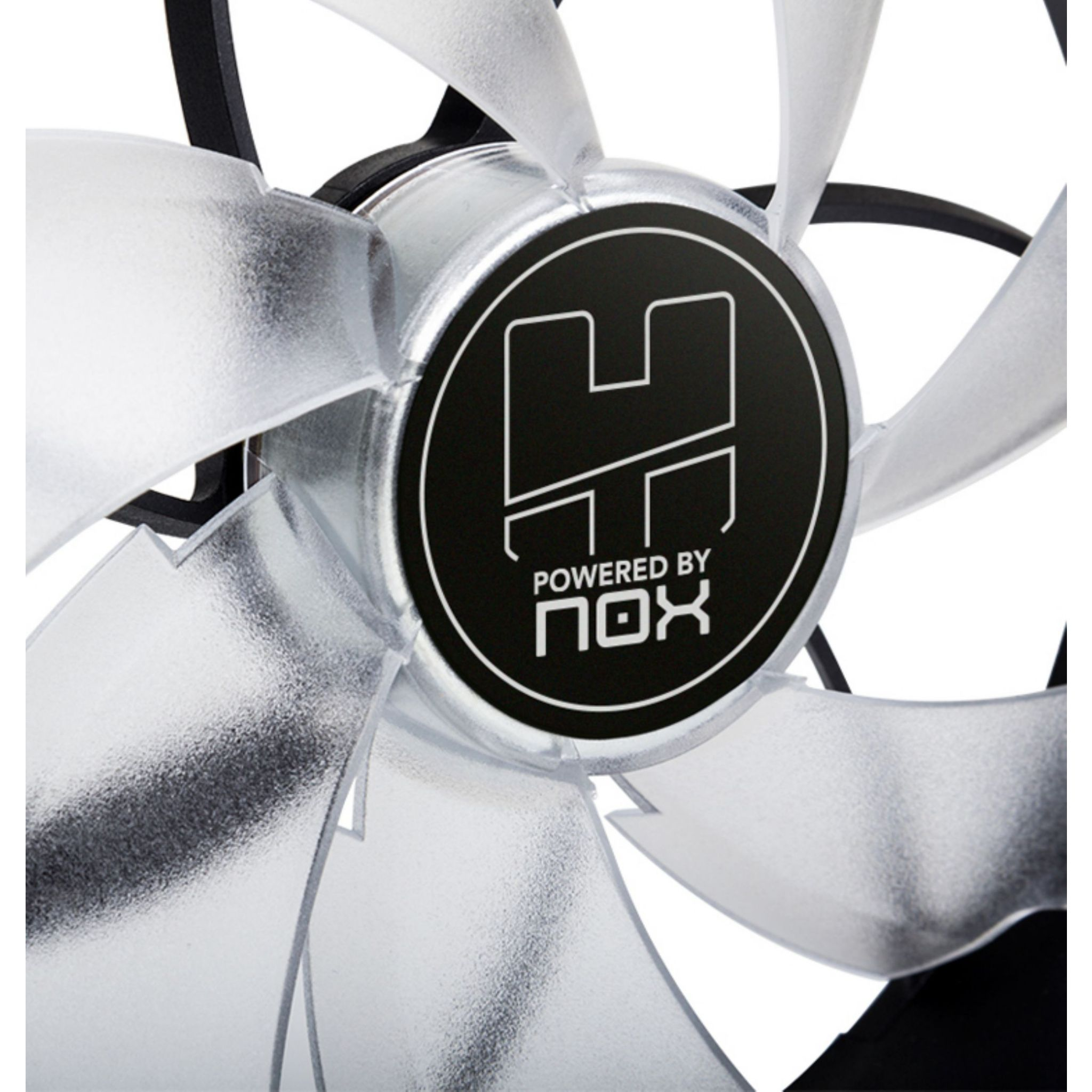 Ventola del computer con design nero e argento. Il logo è al centro. Pale nere. Sfondo bianco.