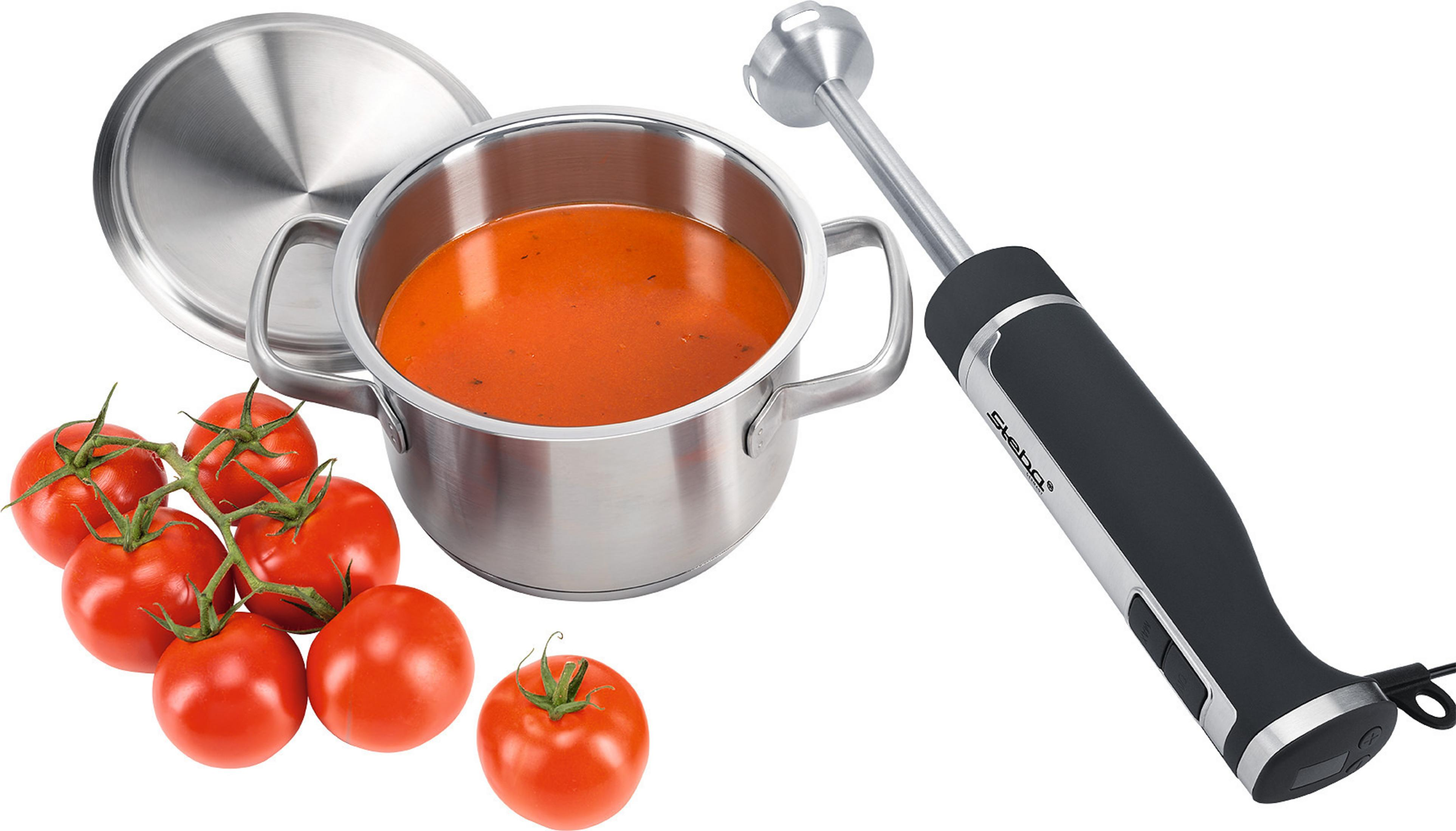 Zuppa in una pentola, pomodori e un frullatore. Sfondo bianco.